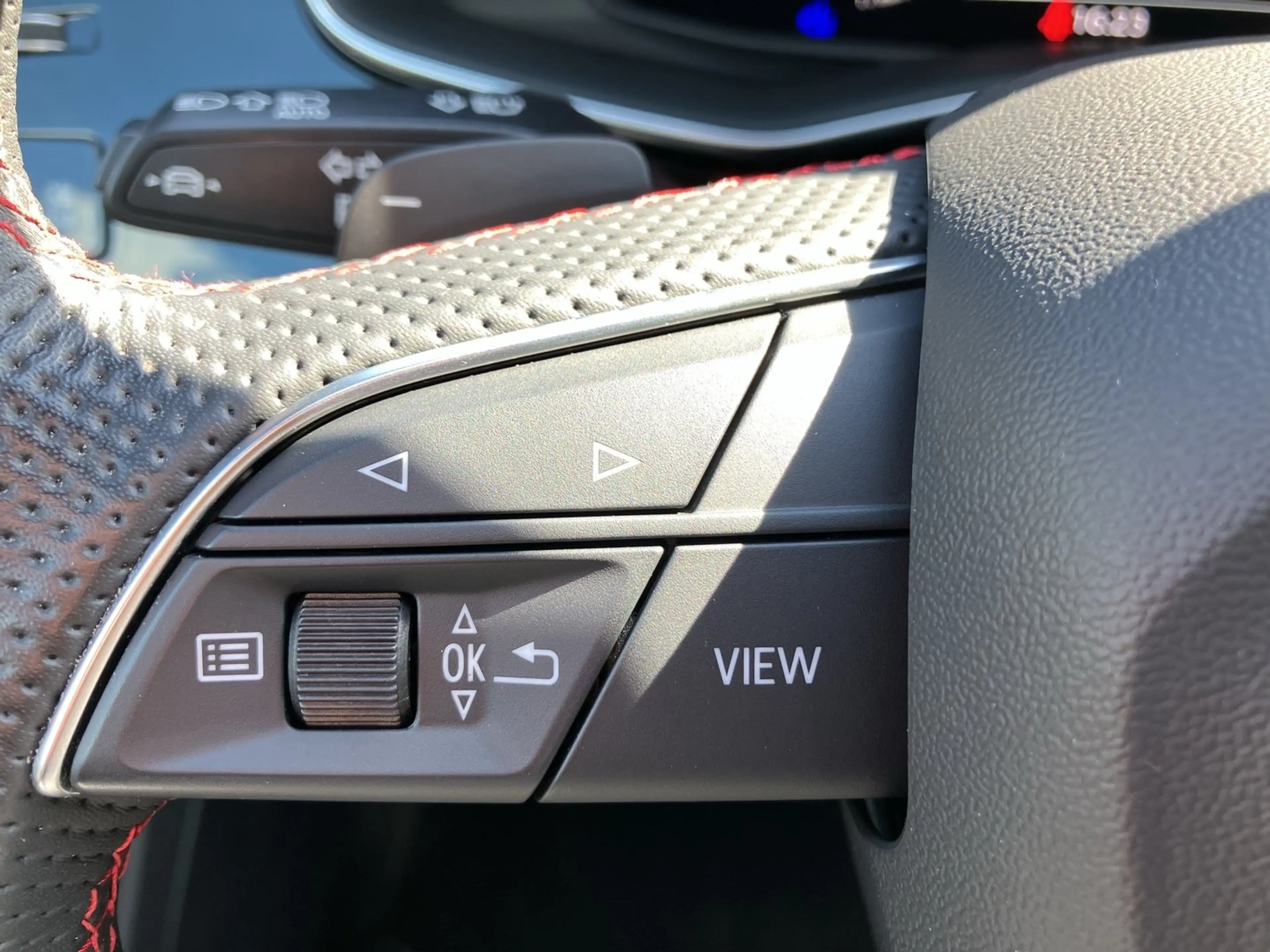 Audi SQ8 TFSI quattro — photo 12