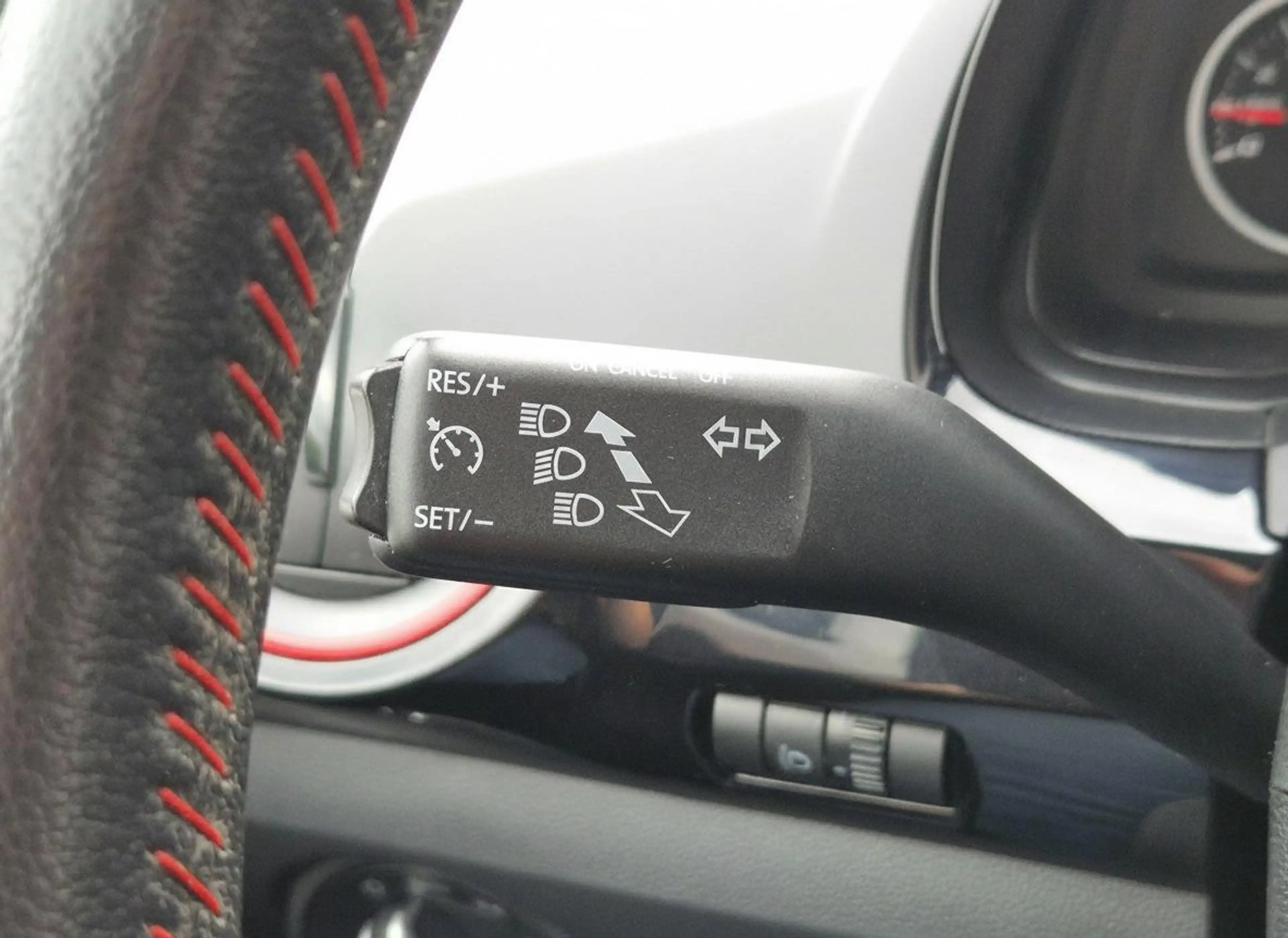 SEAT Mii 1.0 FR AIRCO CRUISE BEATS AUDIO PDC — photo 11