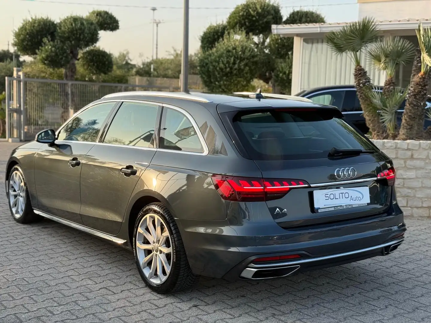 Audi A4 Avant 30 2.0 tdi MHV Advanced S-tronic *Matrix Grijs - 2