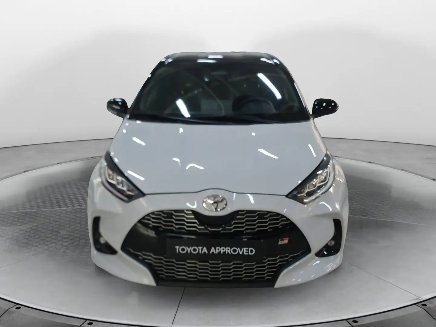 Toyota Yaris Yaris 1.5 130 Hybrid 5 porte GR Sport Grijs - 2