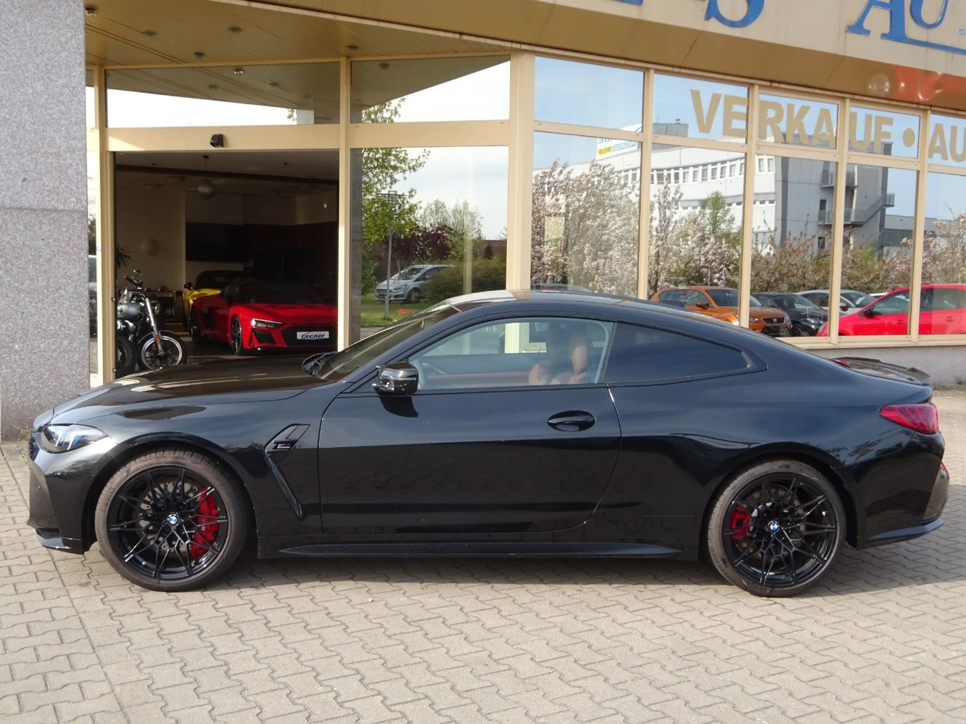BMW M4 Coupe M xDrive Competition — photo 2