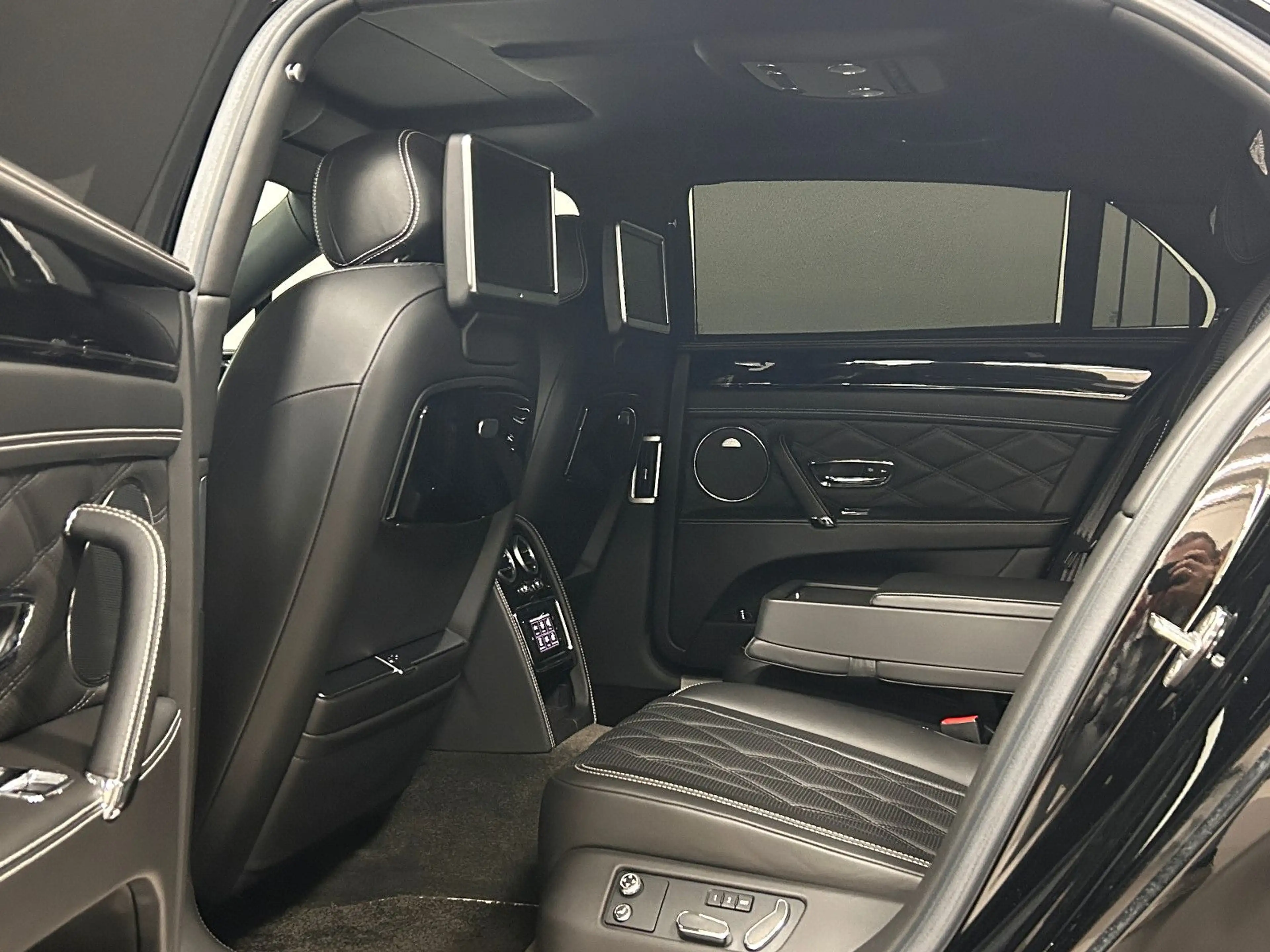 Bentley Flying Spur 4.0 V8 | Deutsches Fzg. - All Black! — photo 19