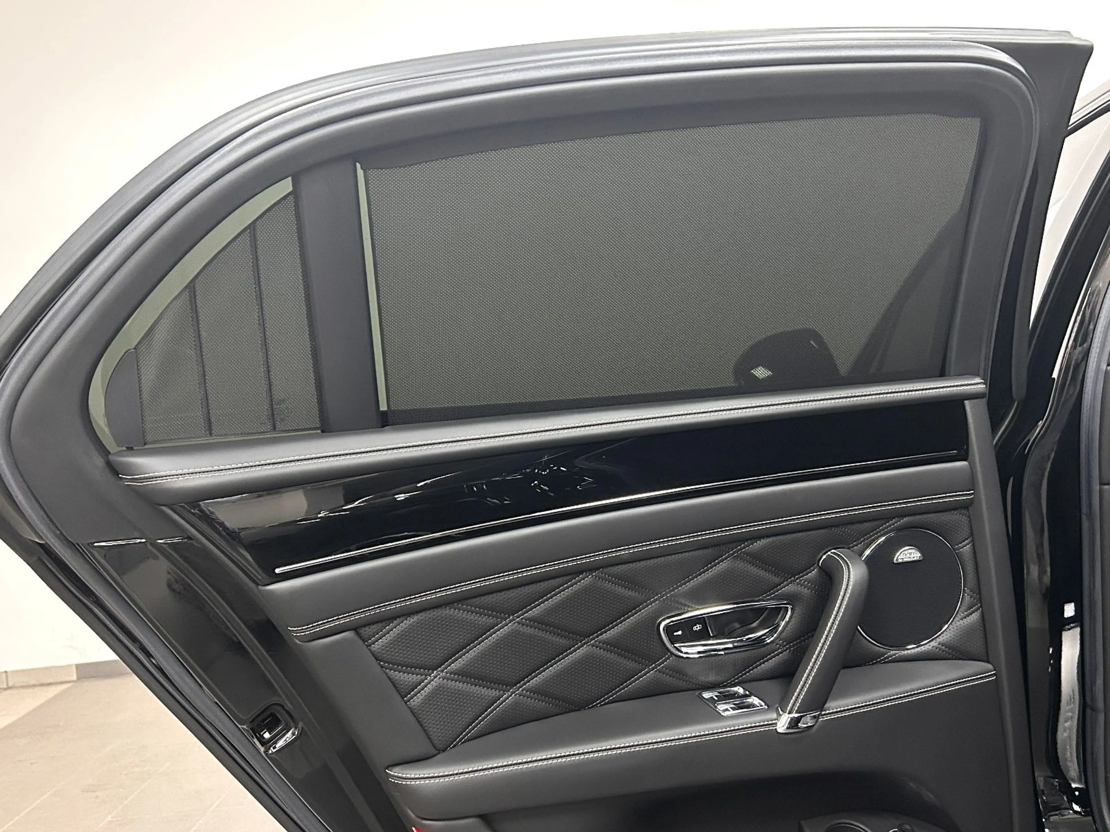 Bentley Flying Spur 4.0 V8 | Deutsches Fzg. - All Black! — photo 31