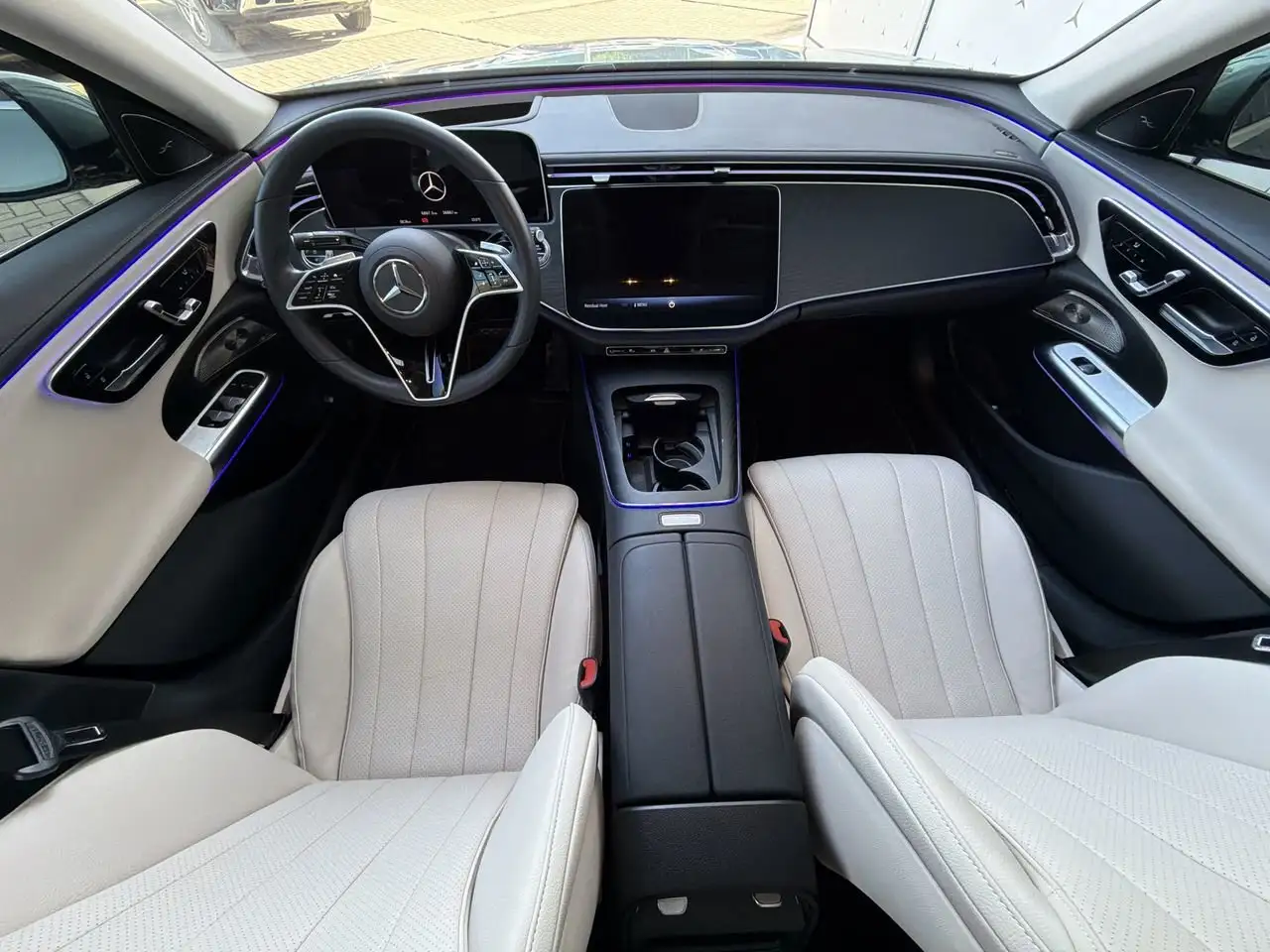 Mercedes-Benz E-Class снимка Mercedes-Benz E-Class