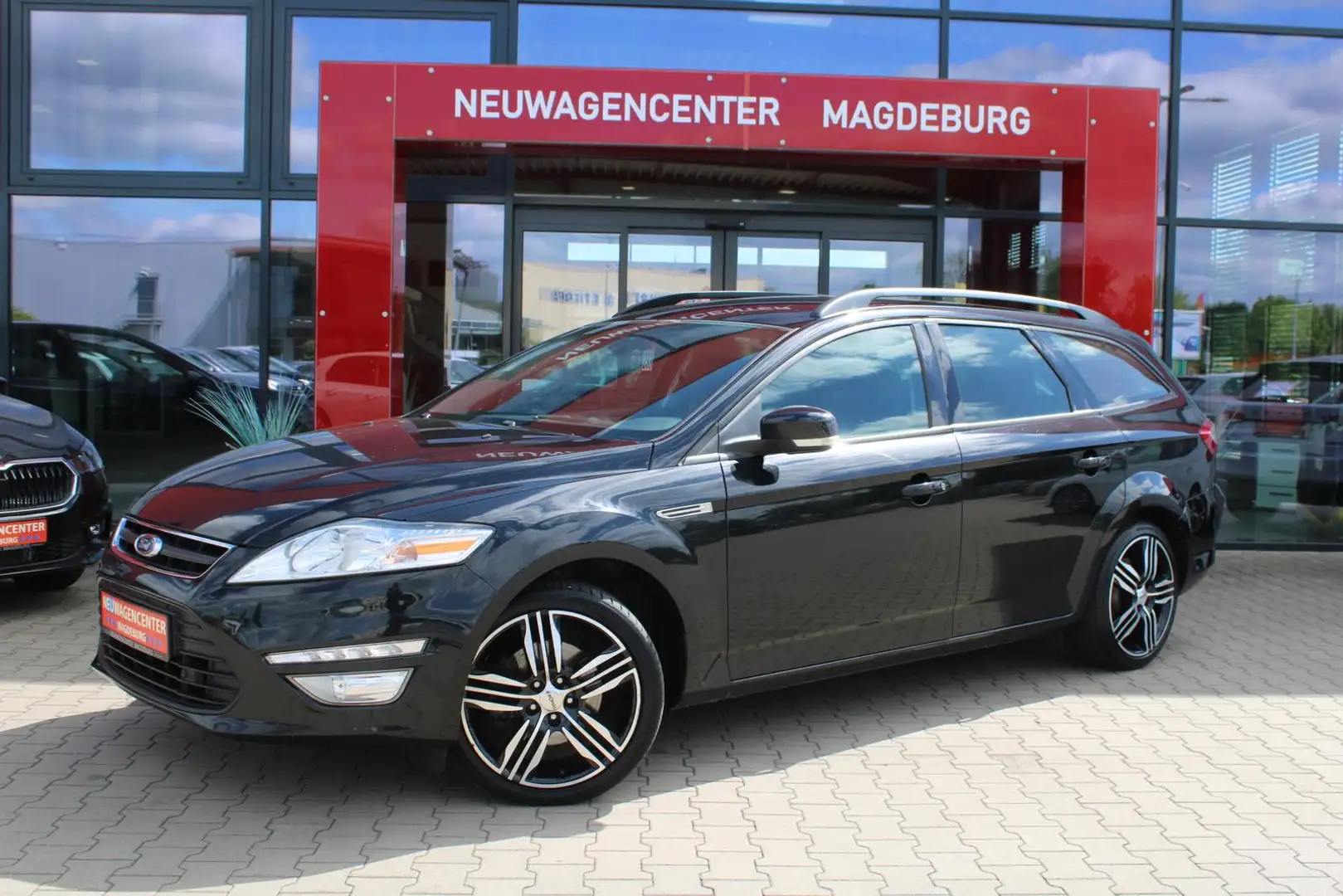 Ford Mondeo 1.6 16V*AHK*LED*PDC*SHZ*TEMPOMAT*18"LM*NSW* crna - 1
