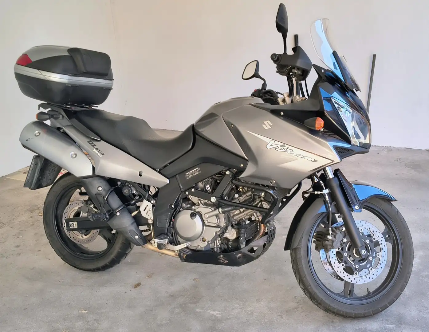 Suzuki V-Strom 650 Stříbrná - 1