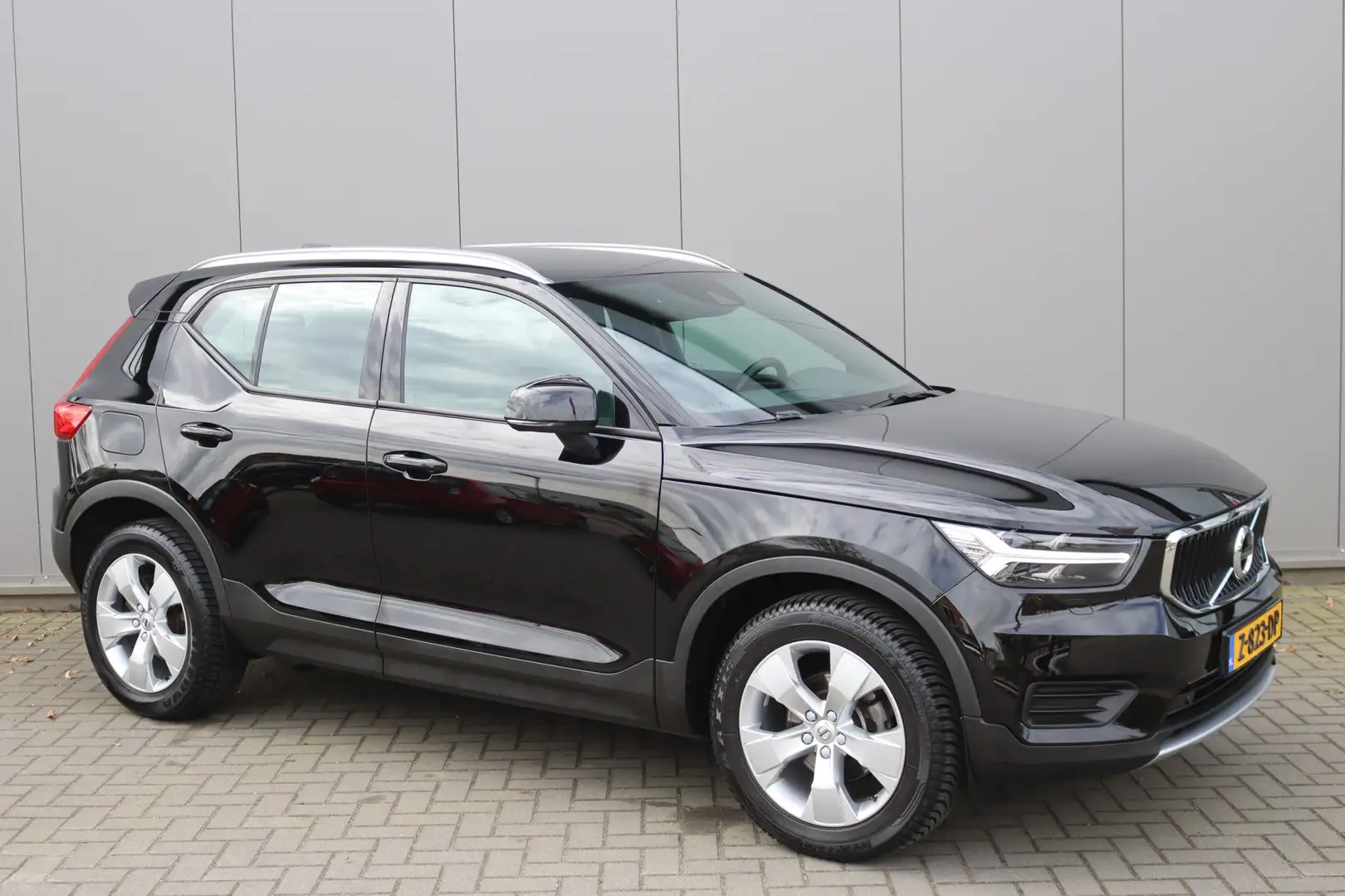 Volvo XC40 T3 163PK Automaat Momentum Navigatie/Stoelverwarmi Zwart - 2