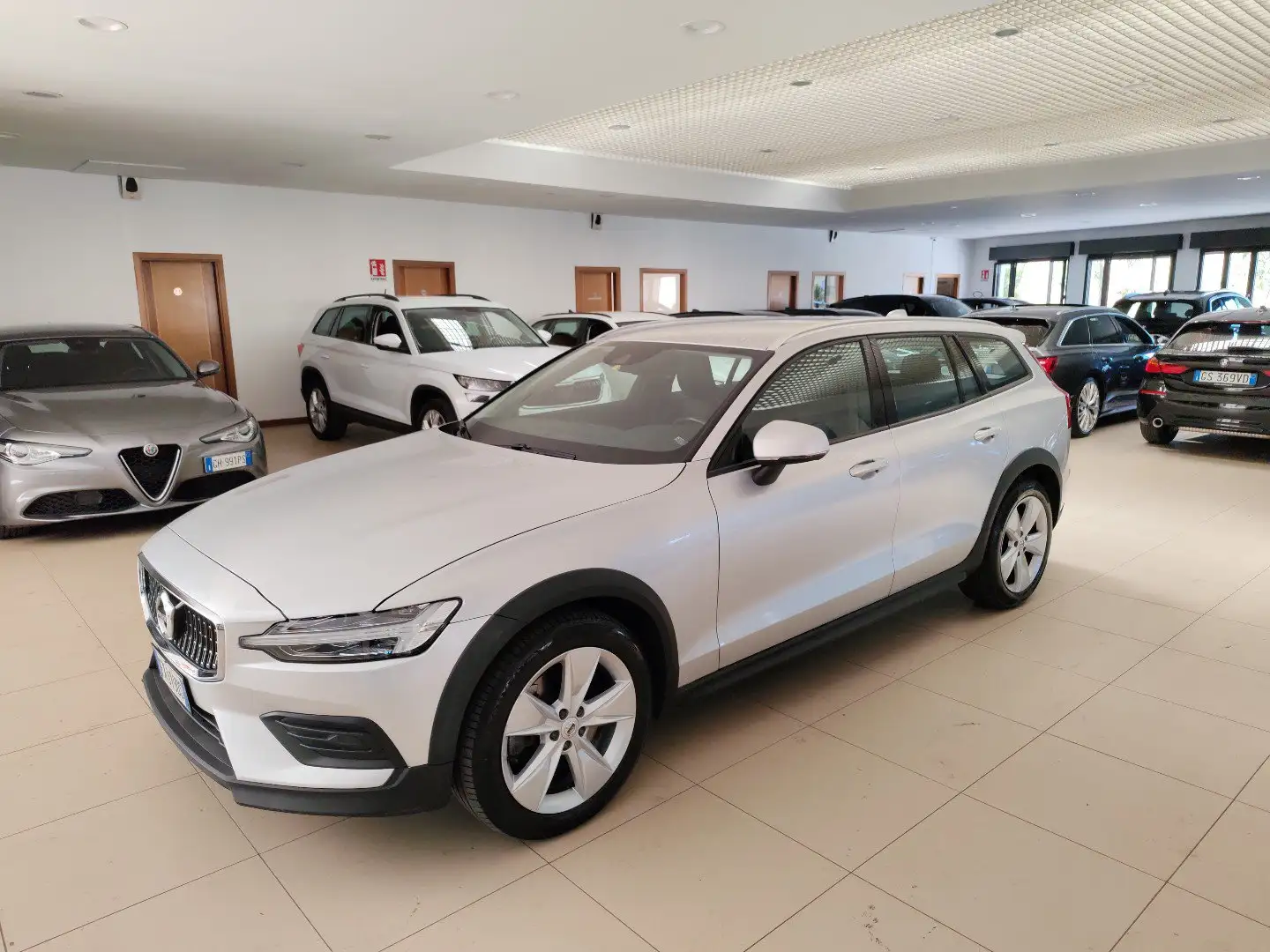 Volvo V60 Cross Country D4 AWD 190cv Geartronic Fari LED Navi Cruise 18” Grigio - 1