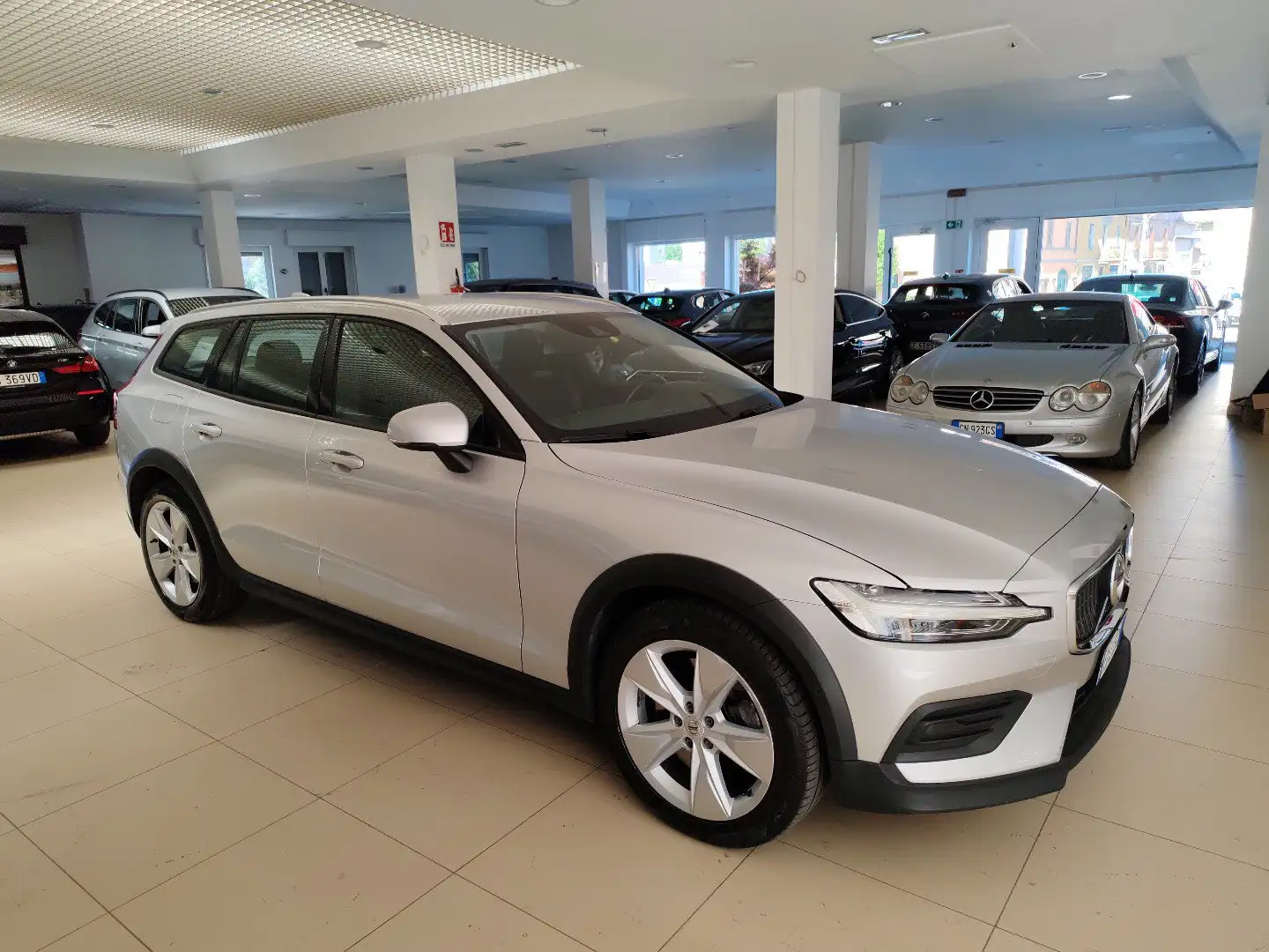 Volvo V60 Cross Country D4 AWD 190cv Geartronic Fari LED Navi Cruise 18” Grigio - 2