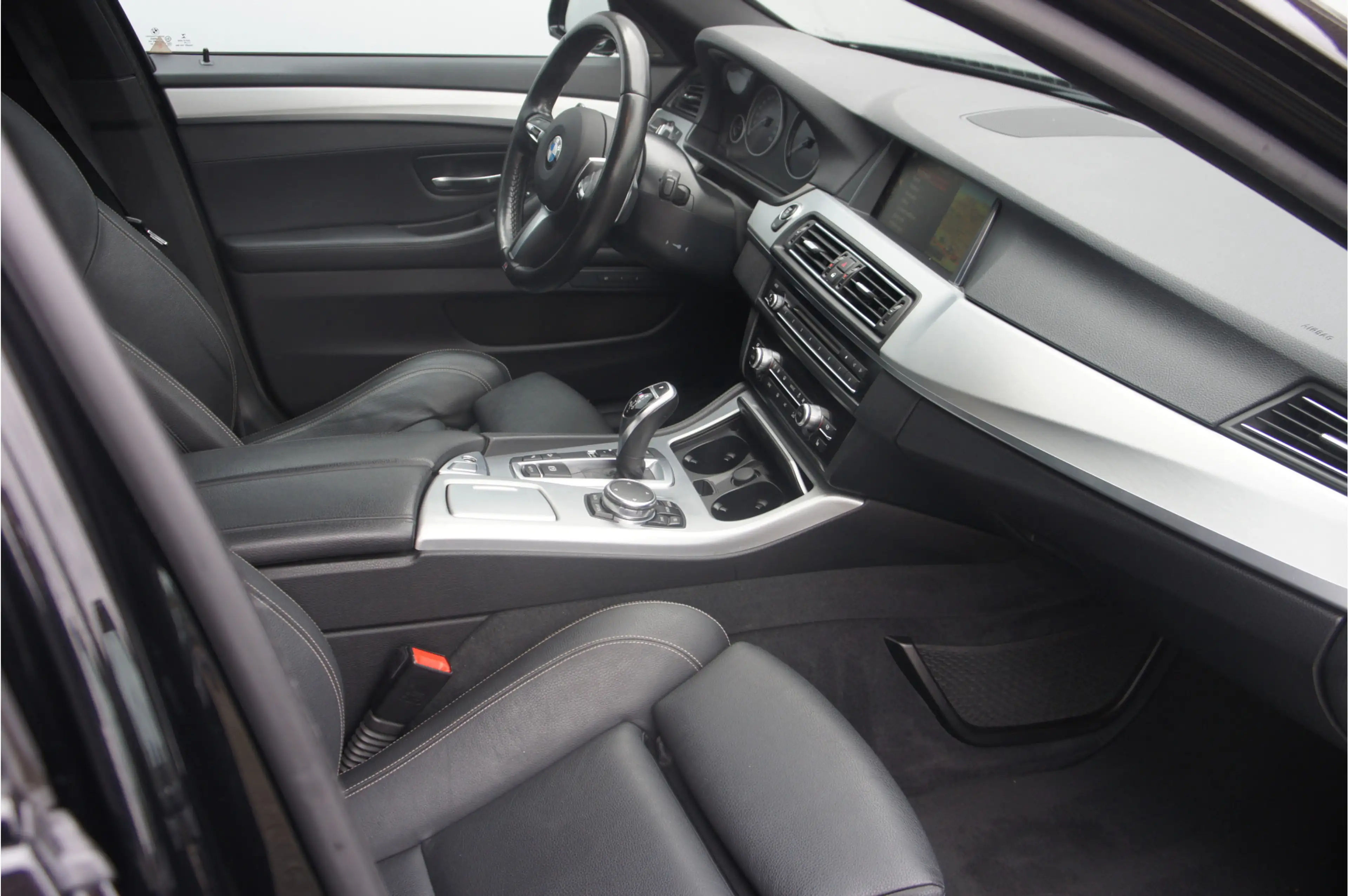 BMW M550 5-serie M550xd Glasdak, — photo 26