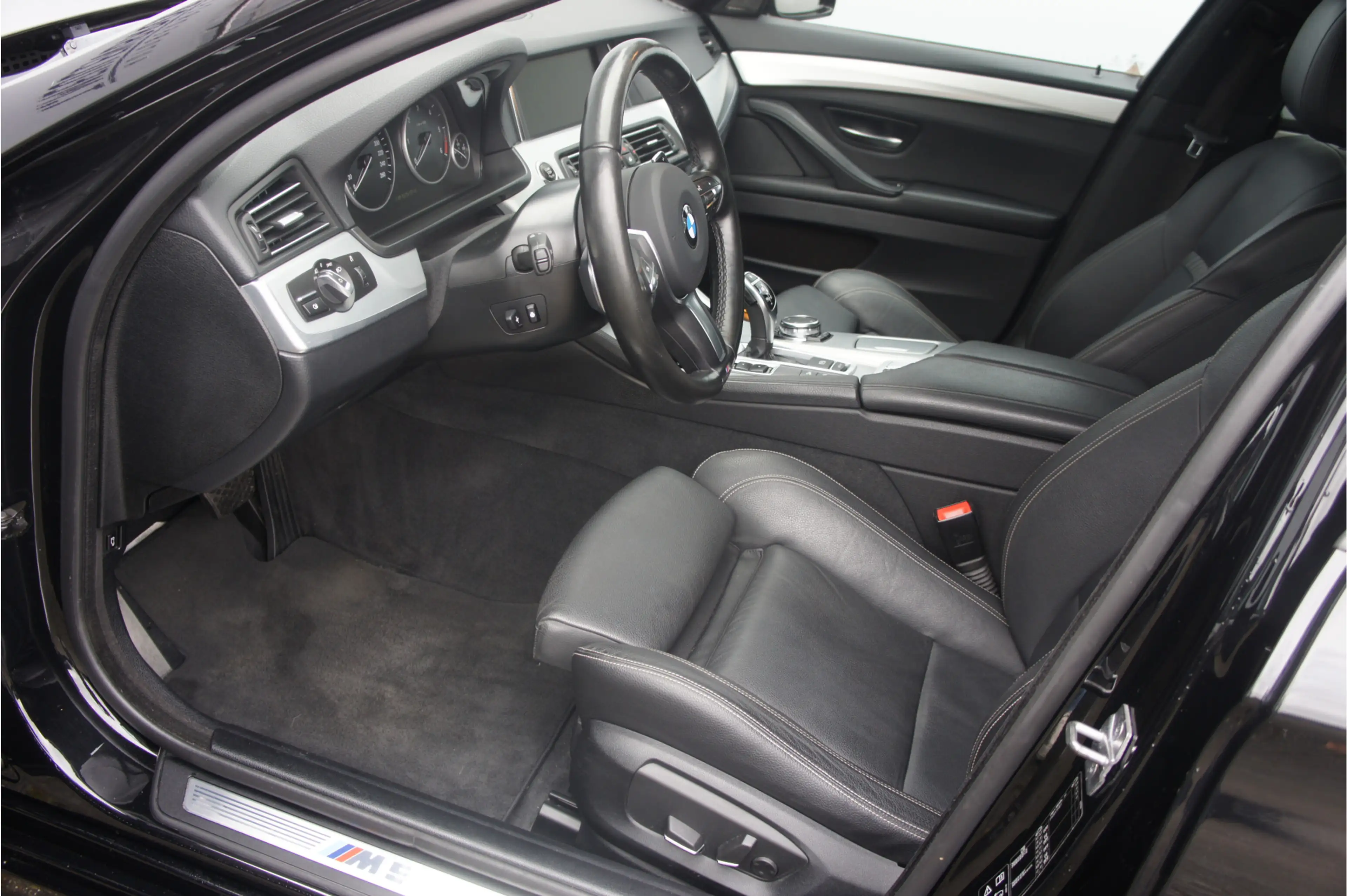 BMW M550 5-serie M550xd Glasdak, — photo 10