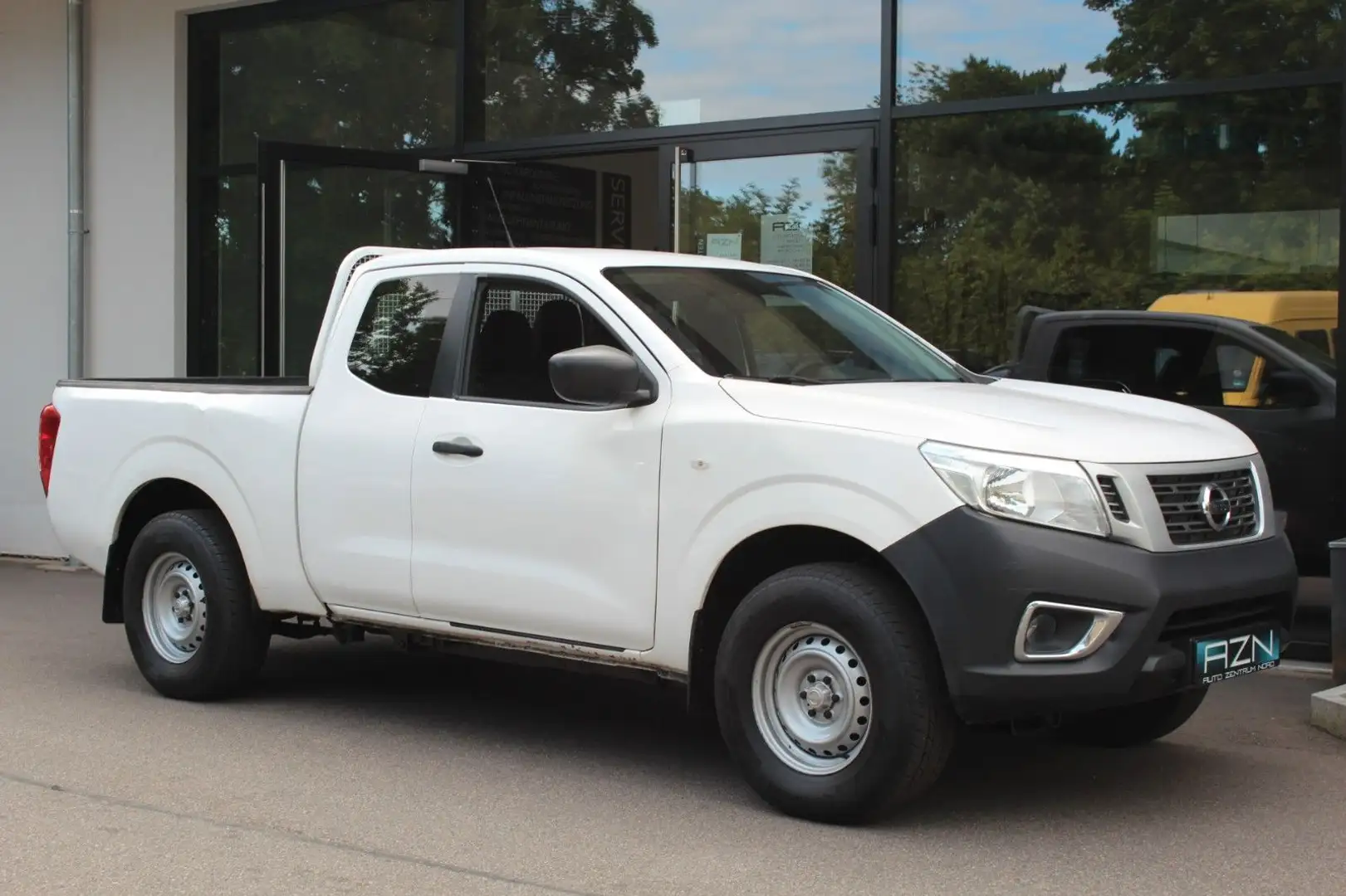 Nissan Navara NP300 Visia King Cab 4x4 Білий - 1