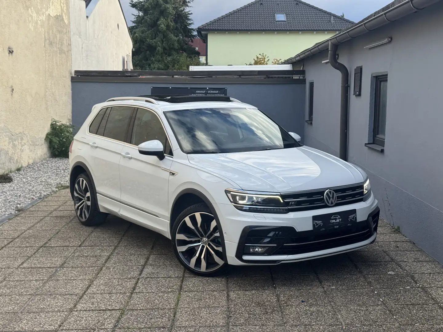 Volkswagen Tiguan 2,0 TDI SCR Sky DSG Weiß - 2