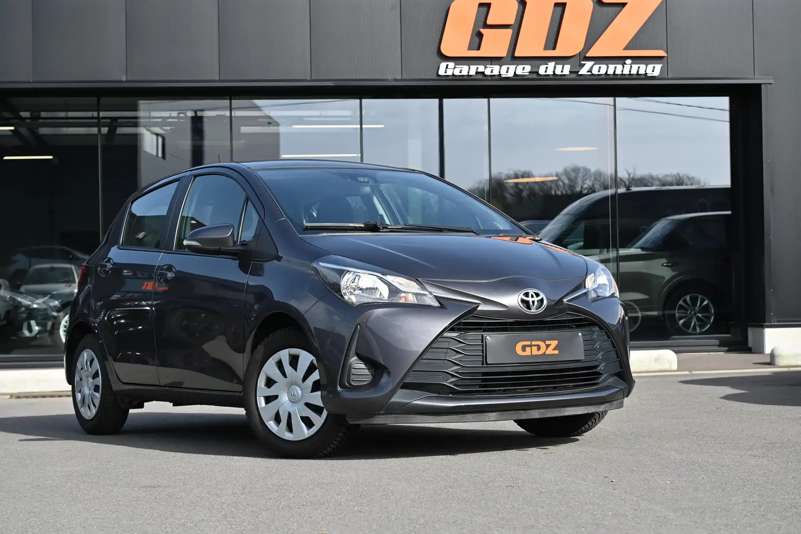 Toyota Yaris 1.0i VVT-i Y-oung Grijs - 1