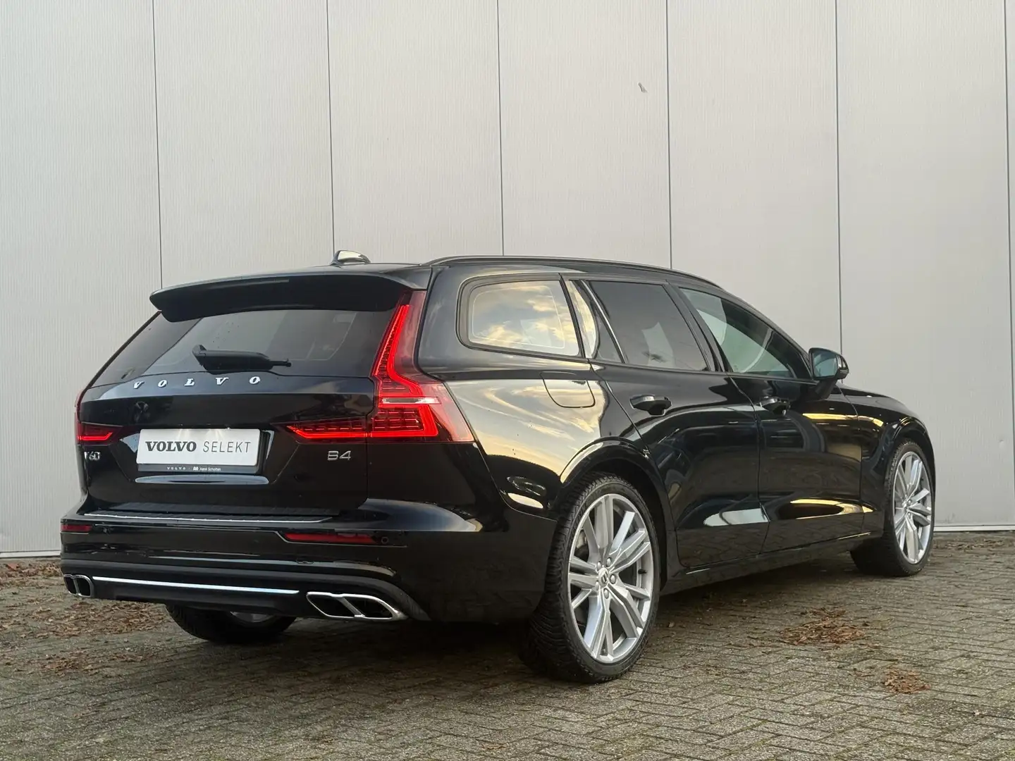 Volvo V60 B4 Automaat Essential Edition | 20" Lichtmetalen v Noir - 2