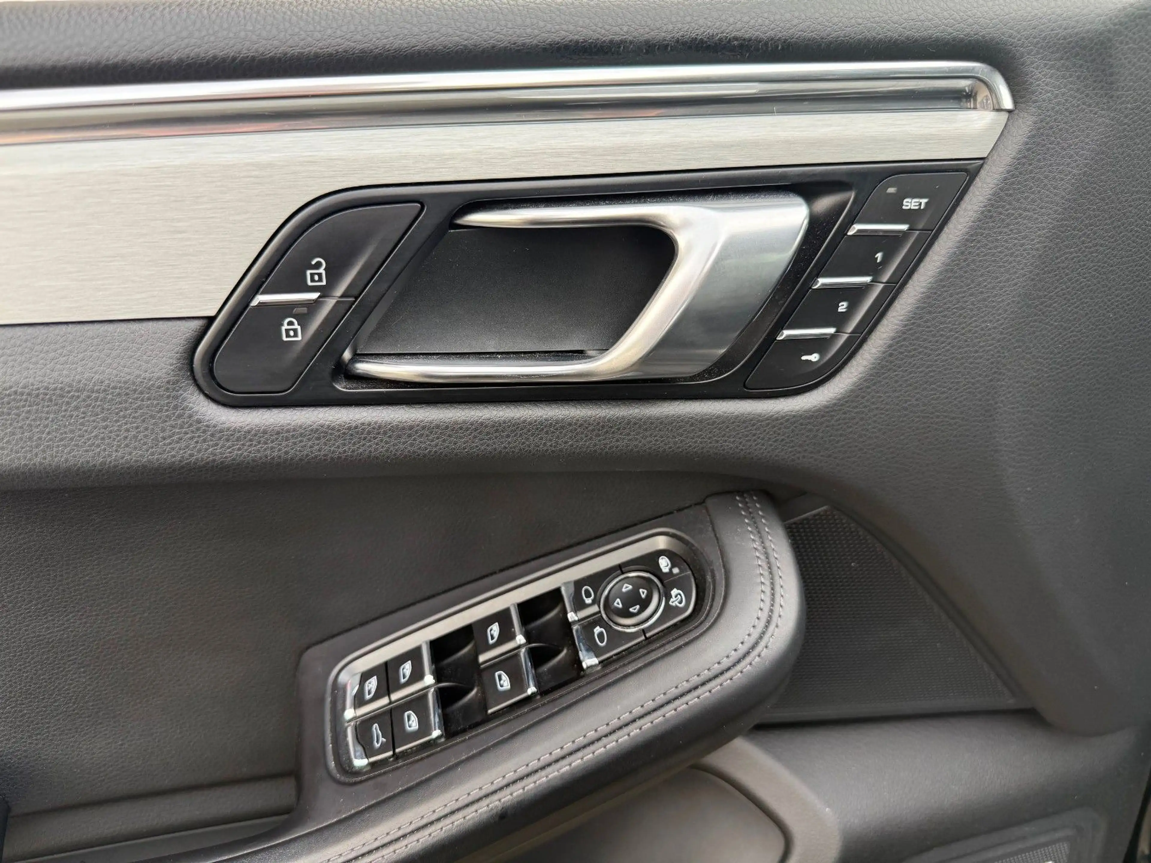 Porsche Macan Turbo Luftfahrwerk Pano Sport-Chrono, 21 " — photo 14