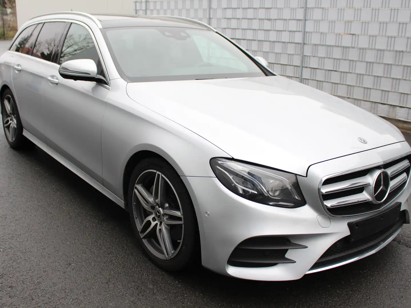 Mercedes-Benz E 220 E-Klasse T-Modell Diesel d T 9G-TRONIC AMG Line Silber - 1