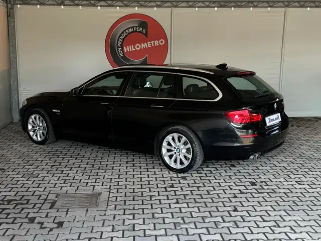 BMW 5 Series view 3