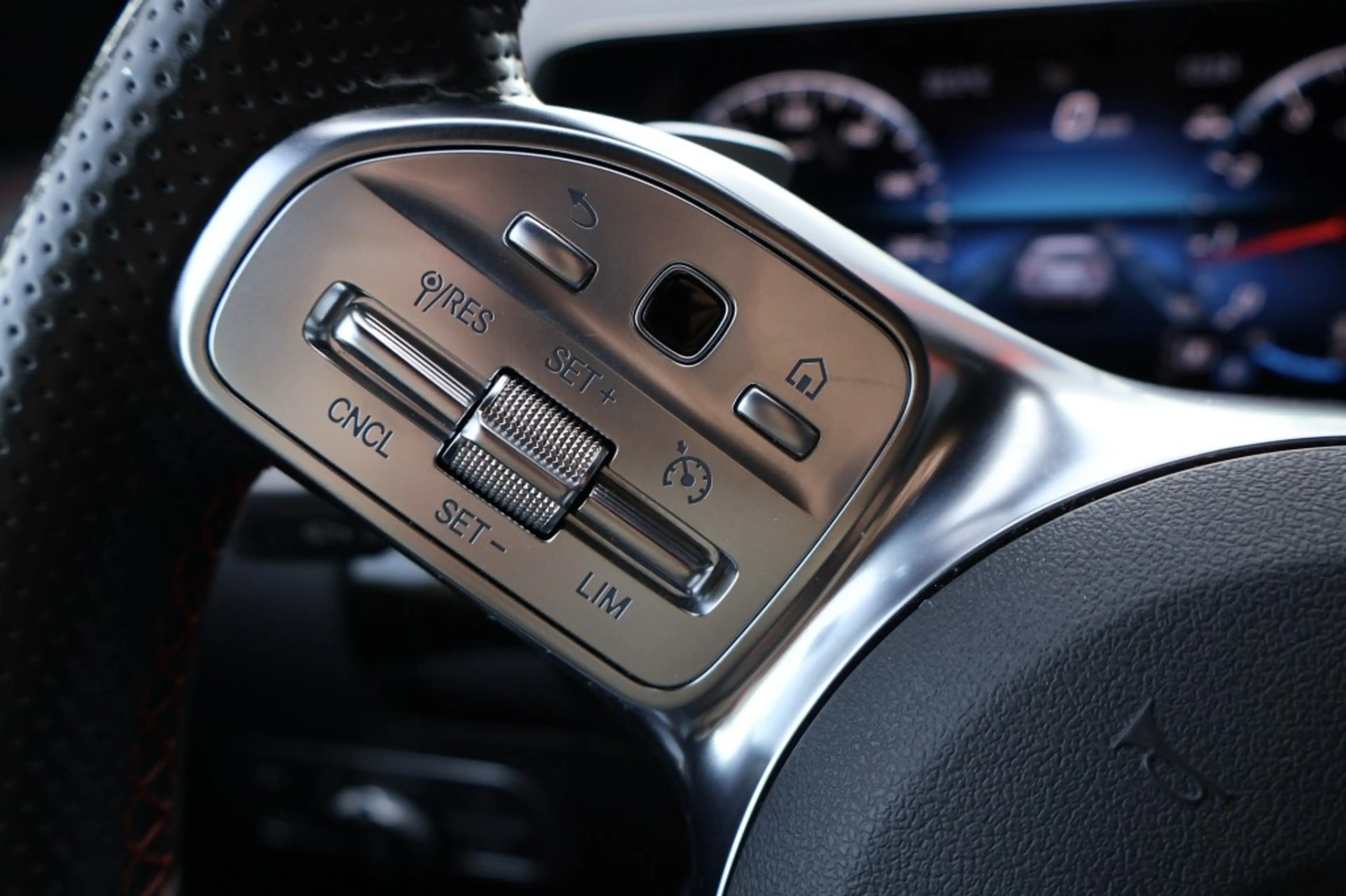 Mercedes-Benz GLA 200 GLA 200 AMG DCT / Navi /Camera / 20 Inch LM /App-c — photo 41