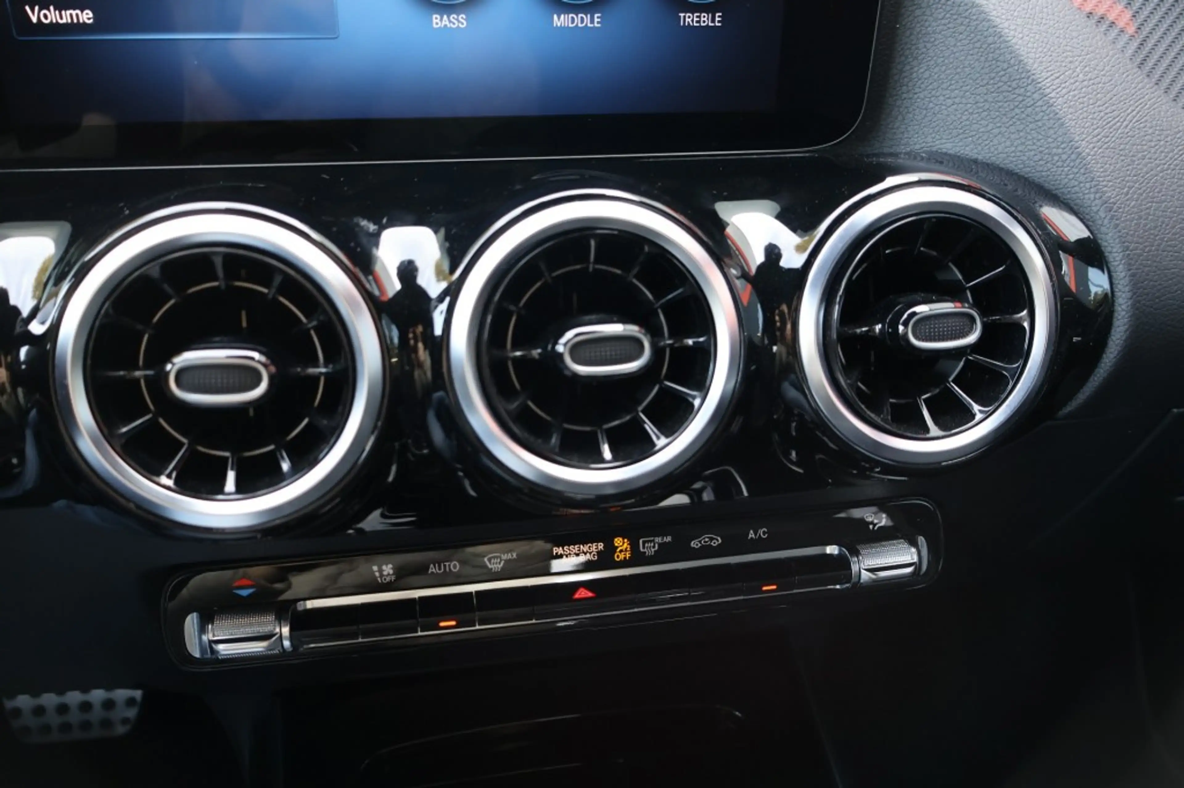 Mercedes-Benz GLA 200 GLA 200 AMG DCT / Navi /Camera / 20 Inch LM /App-c — photo 47