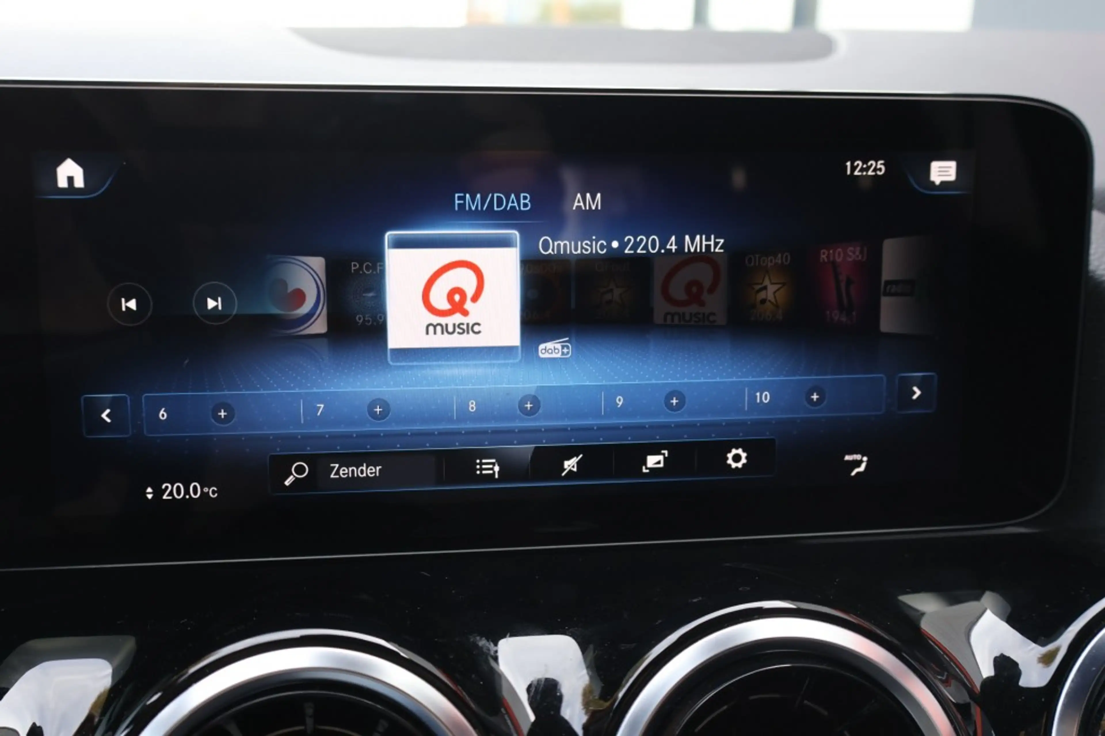 Mercedes-Benz GLA 200 GLA 200 AMG DCT / Navi /Camera / 20 Inch LM /App-c — photo 37