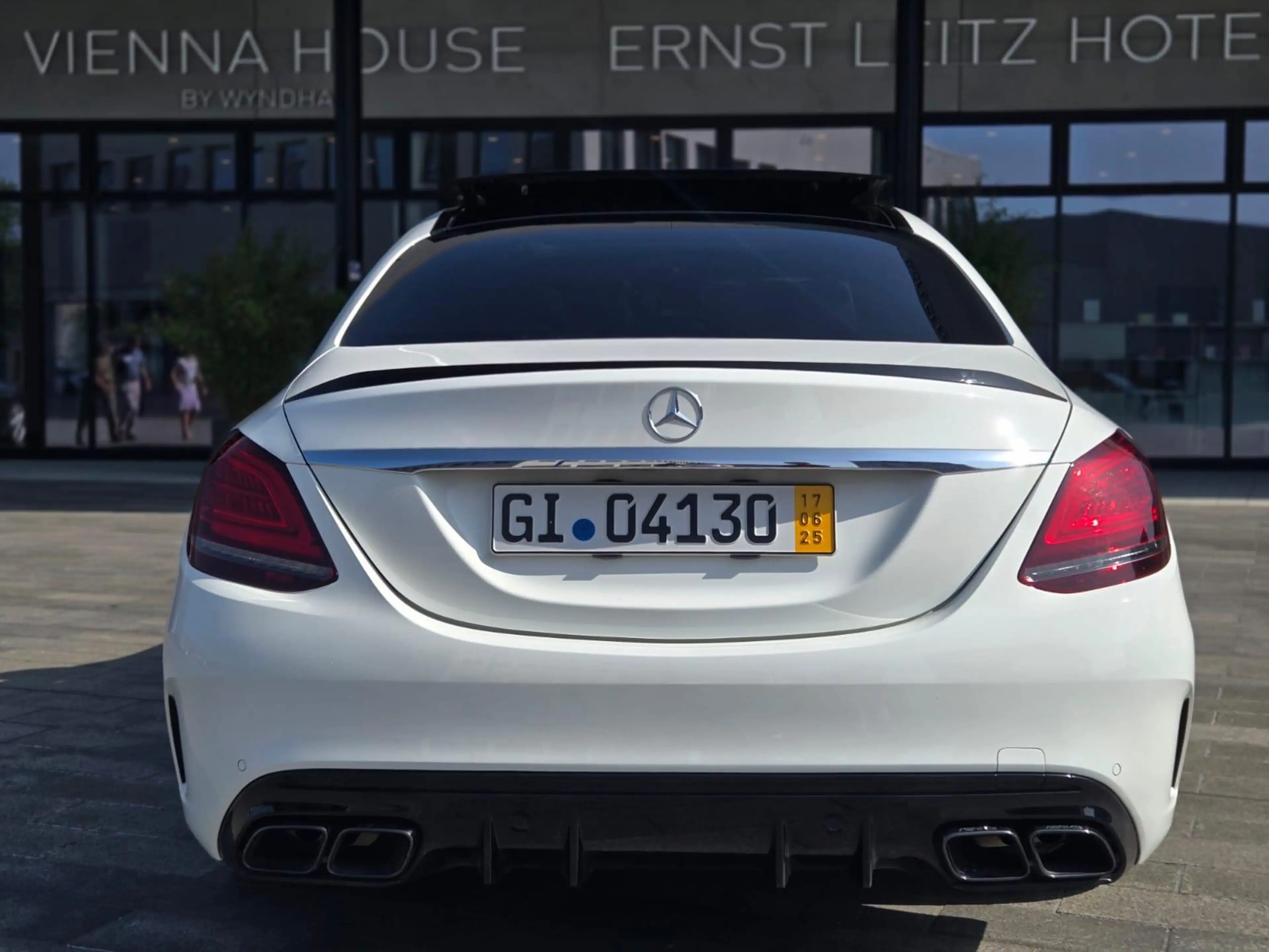 Mercedes-Benz C 63 AMG 4.0 V8 PANO+DRIVERSPACK — photo 2