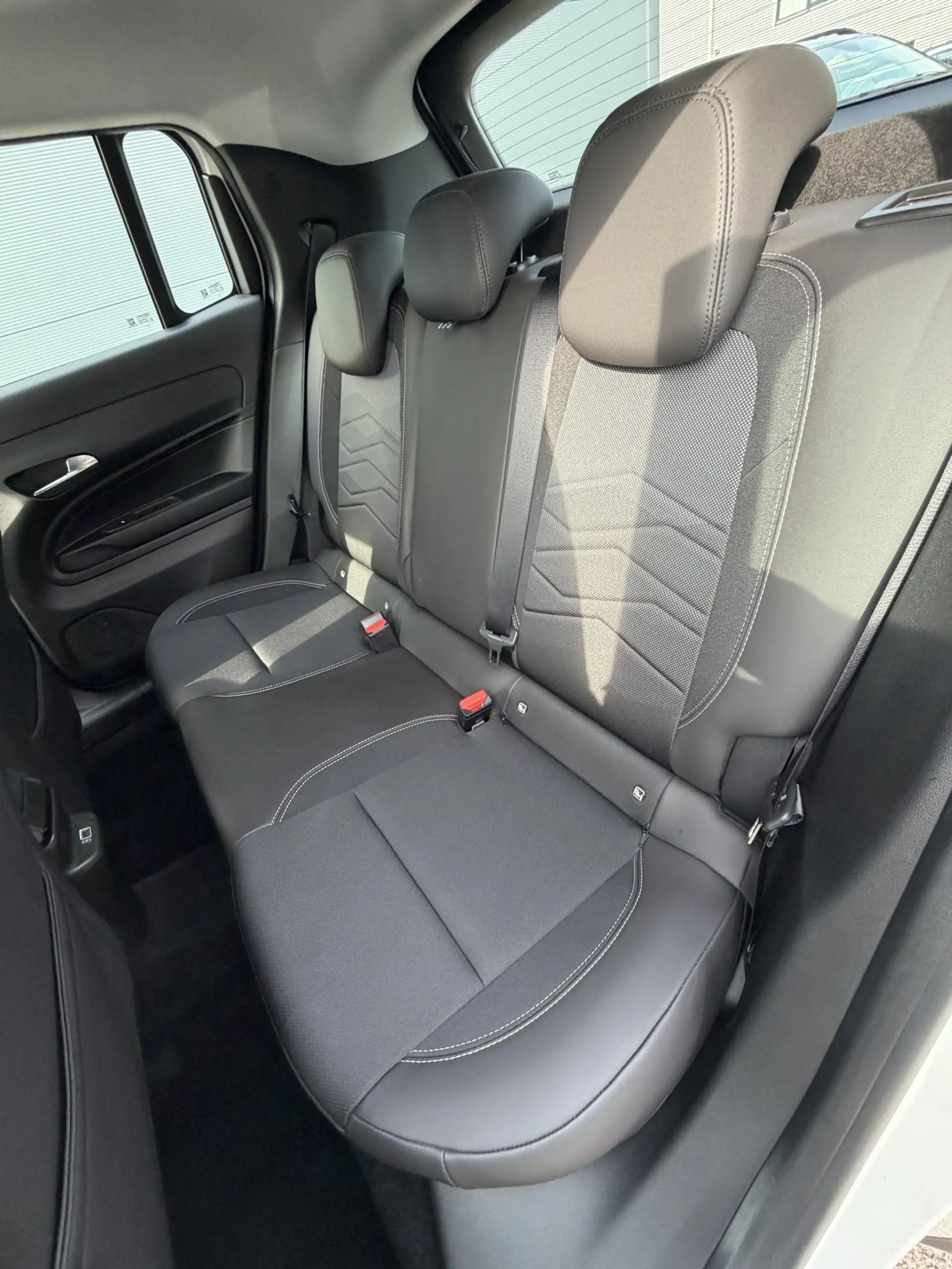 Jeep Avenger 1.2 e-Hybrid Altitude (Elektrische Klep - JBL - Ke — photo 14