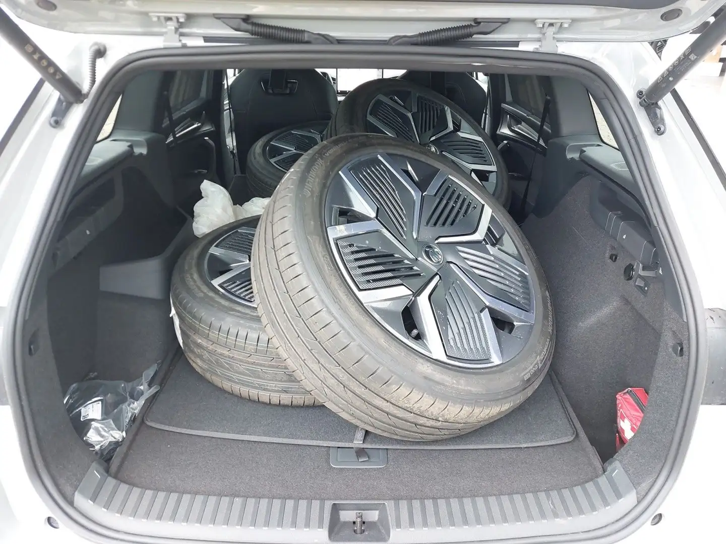 Skoda Kodiaq 2.0 TDI DSG 4x4 Sportline 8fach/Pdach/AHK Grau - 2