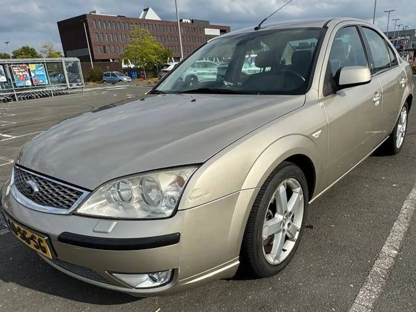 Ford Mondeo Mondeo 1.8-16V Zilver - 1