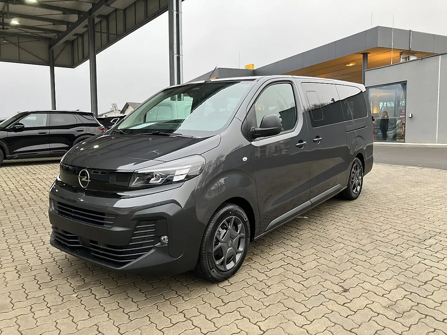 Opel Vivaro Kombi 2,2 Diesel XL Aut. 8 Sitze Grau - 1