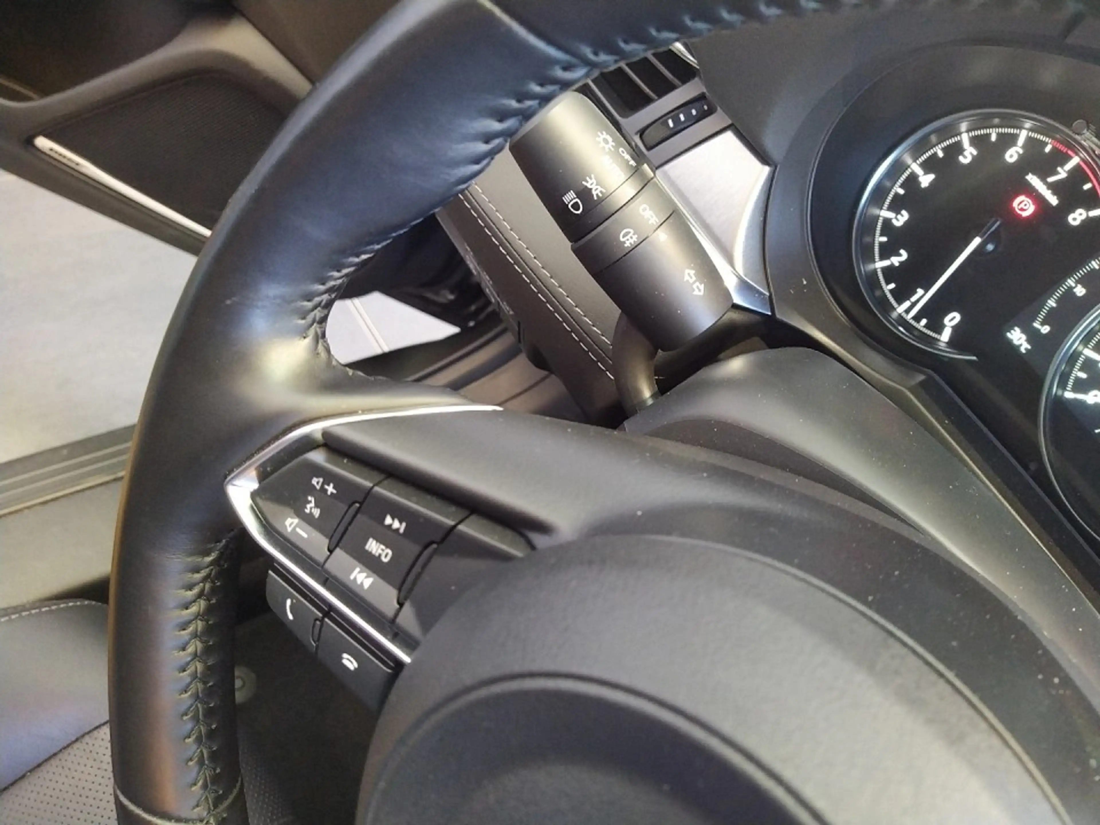 Mazda 6 2023 2.0L SKY-G 165ps 6MT FWD EXCLUSIVE-LINE COMB — photo 15