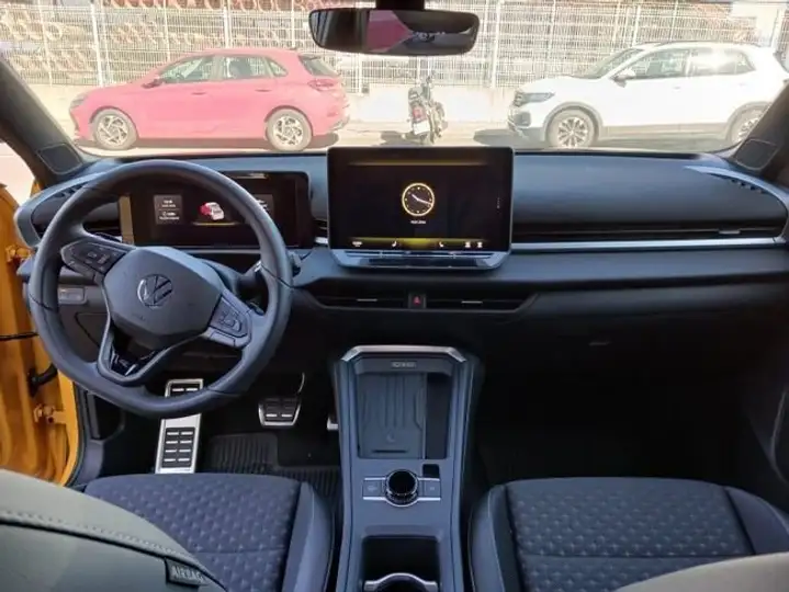Volkswagen T-Roc 2025, foto 3