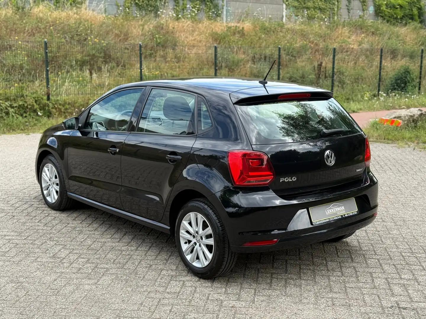 Volkswagen Polo 1.0 Comfortline CRUISE I BLUETOOTH I NWE BANDEN I Noir - 2