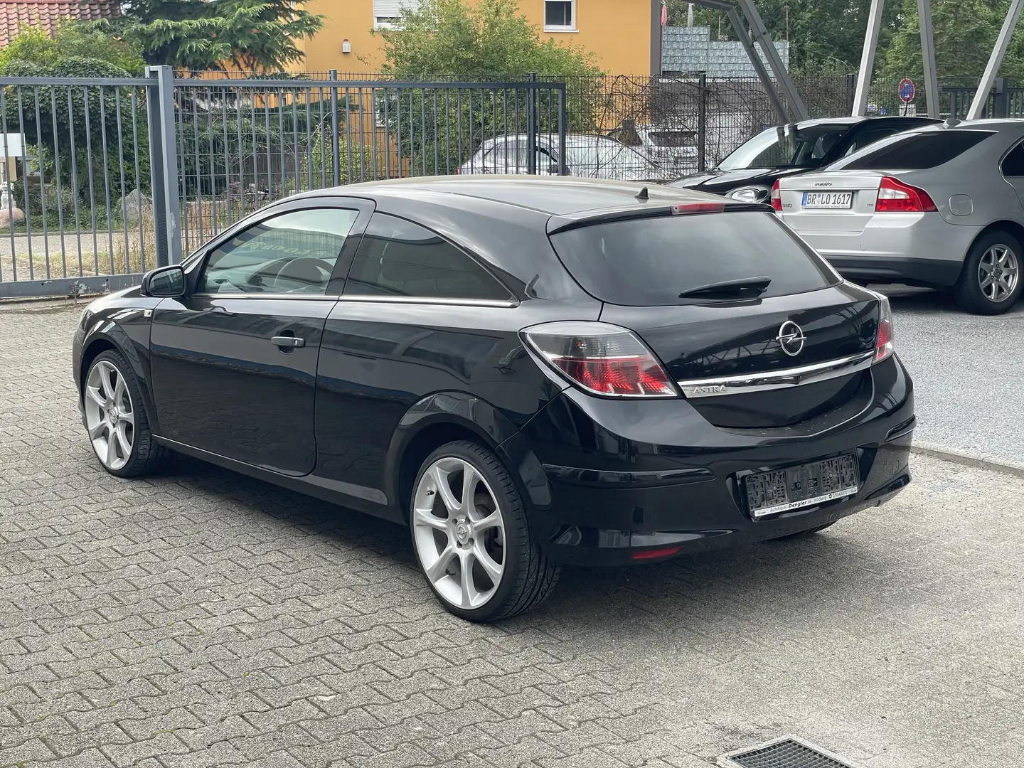 Opel Astra GTC 1.4 Selection 110 Jahre TÜV NEU / SERVICE NEU Schwarz - 2