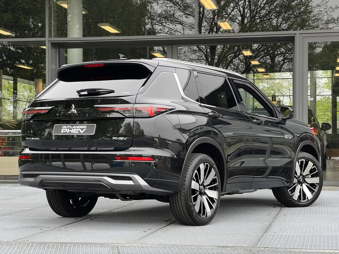 Mitsubishi Outlander 2.4 PHEV Instyle+ | DIRECT UIT VOORRAAD LEVERBAAR! Schwarz - 2