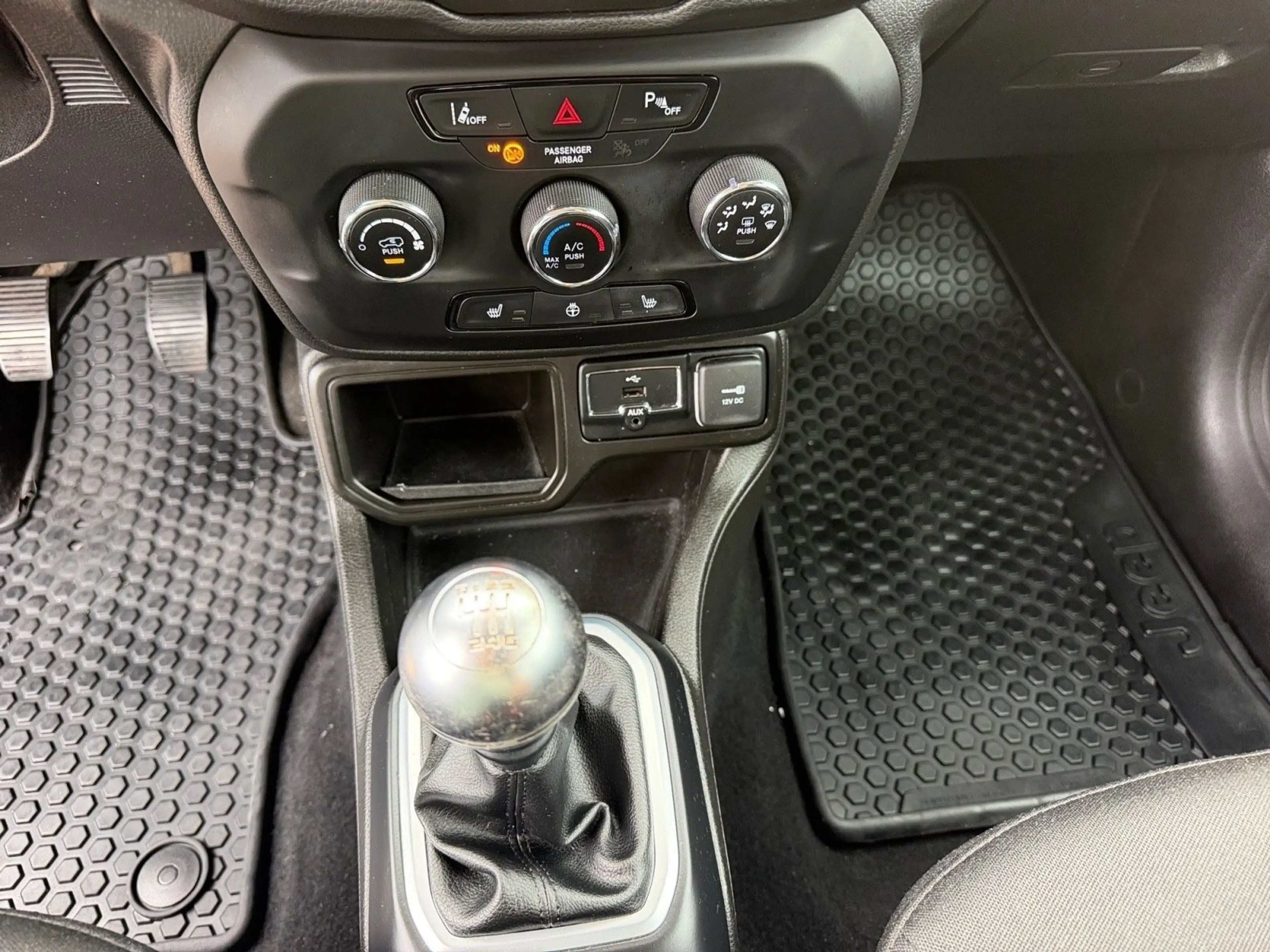 Jeep Renegade Longitude FWD — photo 15