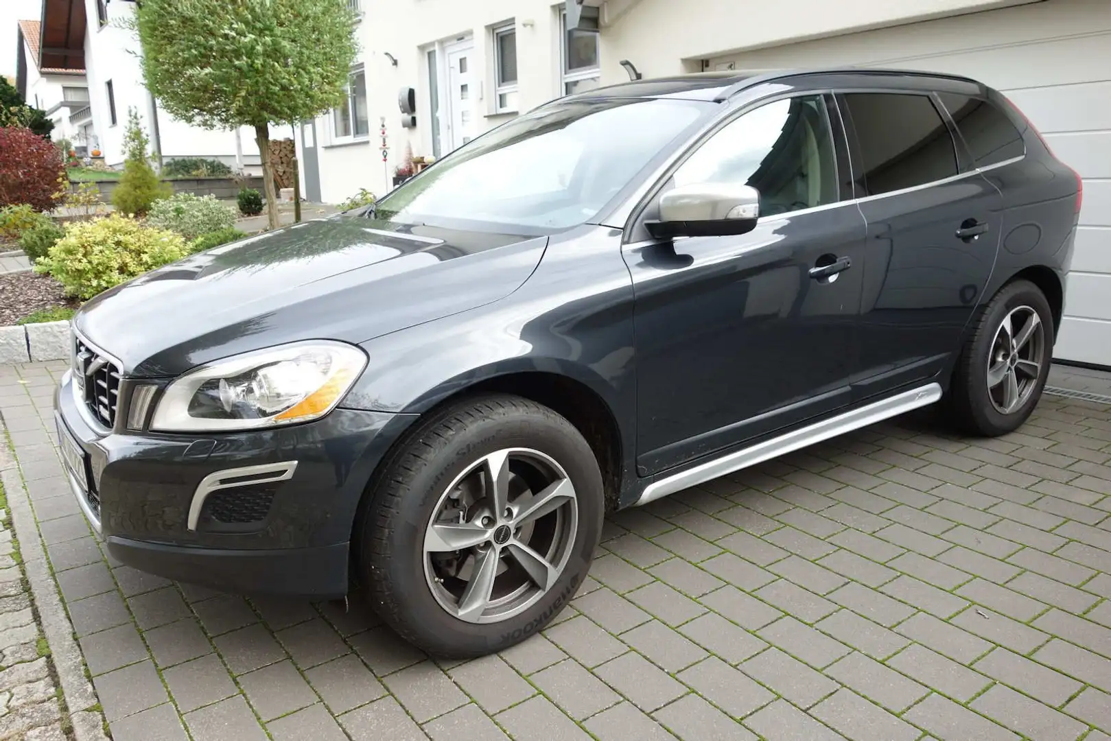 Volvo XC60 D5 R-Design AWD Autom. Fond-Entertainment Grau - 1