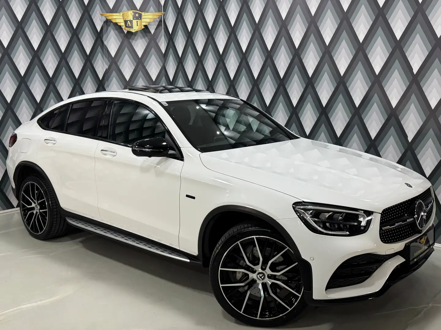 Mercedes-Benz GLC 300 e PHEV Coupe 4MATIC Aut.// AMG LINE // 1.BESITZ // Weiß - 1