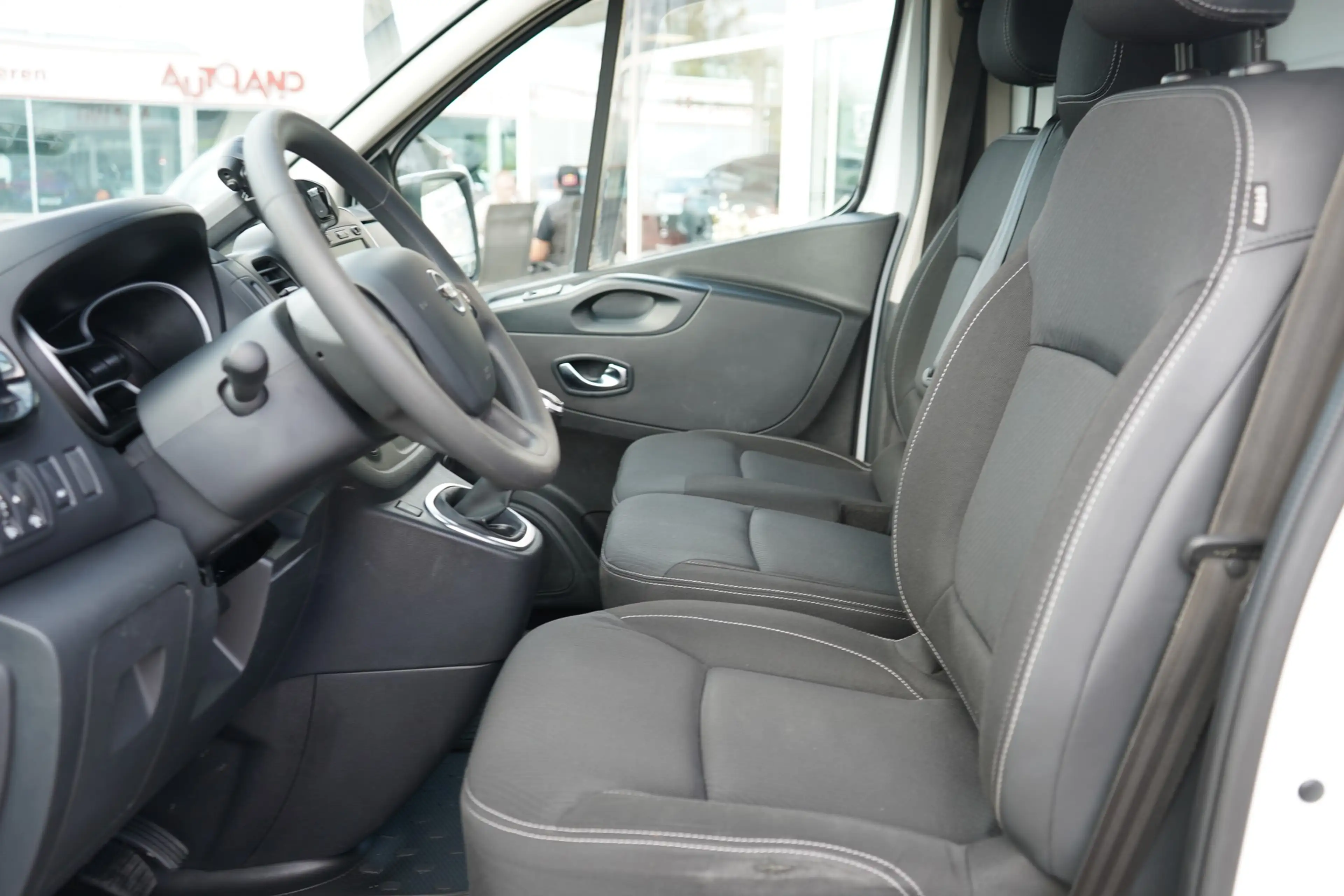 Nissan NV300 Kastenwagen 2.0 dCi L1H1 Android Apple AHK — photo 15