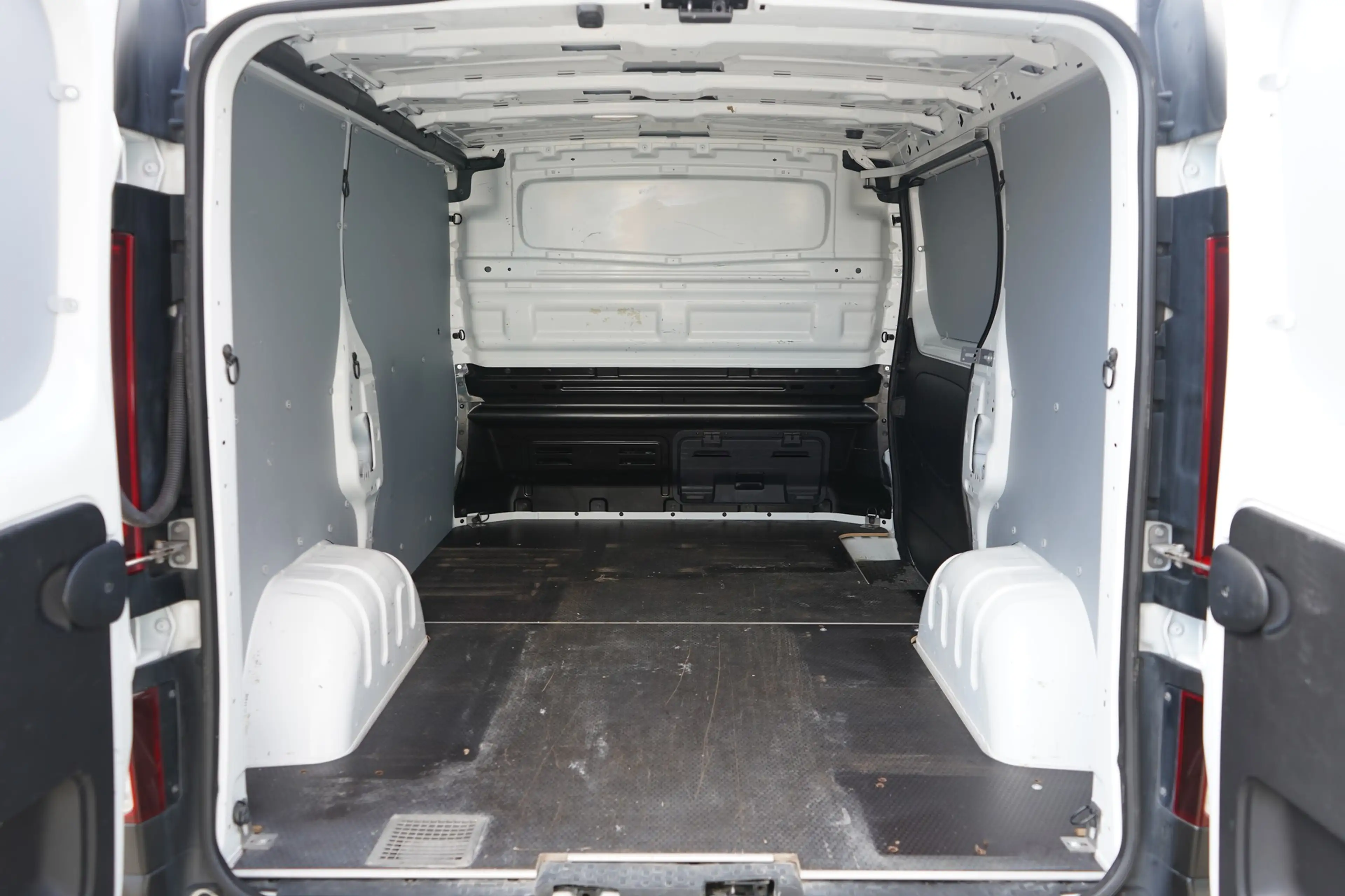Nissan NV300 Kastenwagen 2.0 dCi L1H1 Android Apple AHK — photo 10