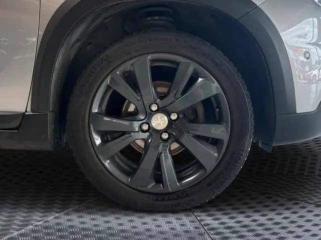 Peugeot 2008 view 9