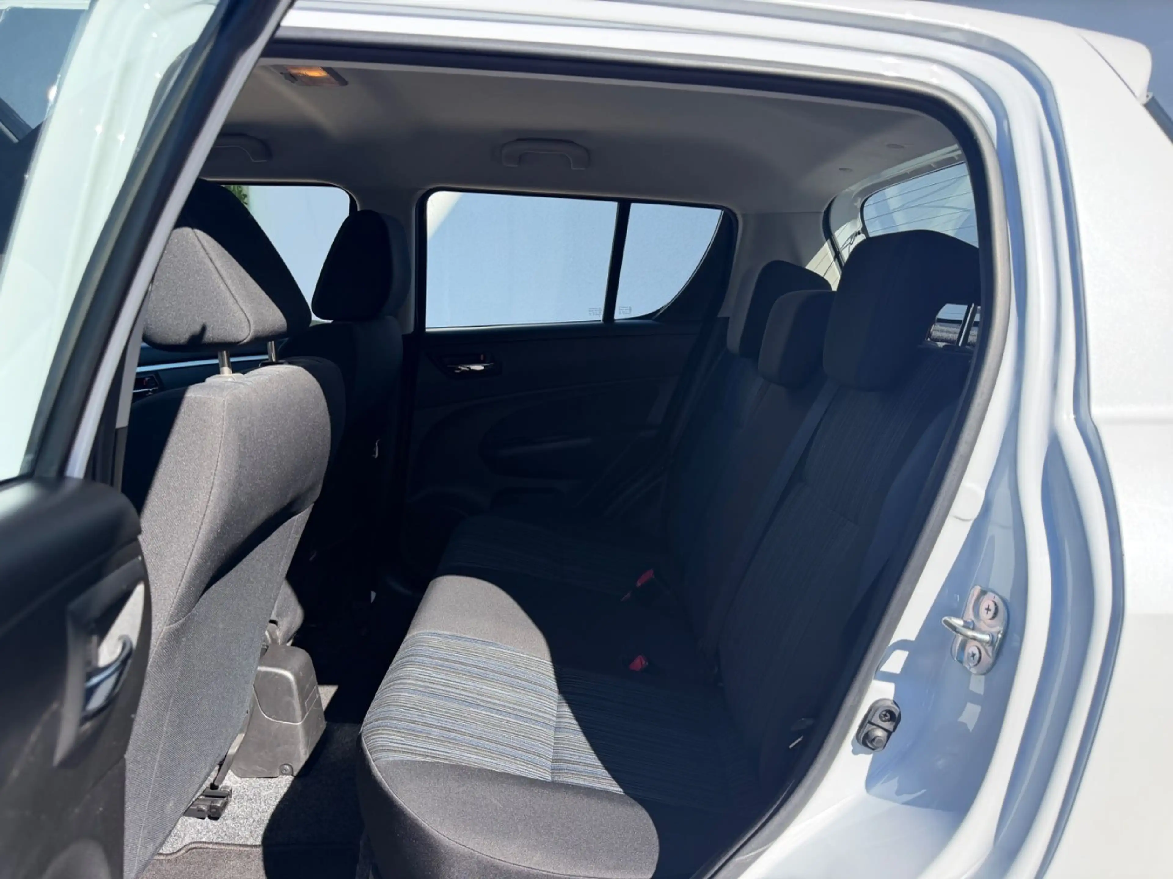 Suzuki Swift Club 4x4 KLIMAAUTOMATIK/SHZ/3.Hd — photo 7