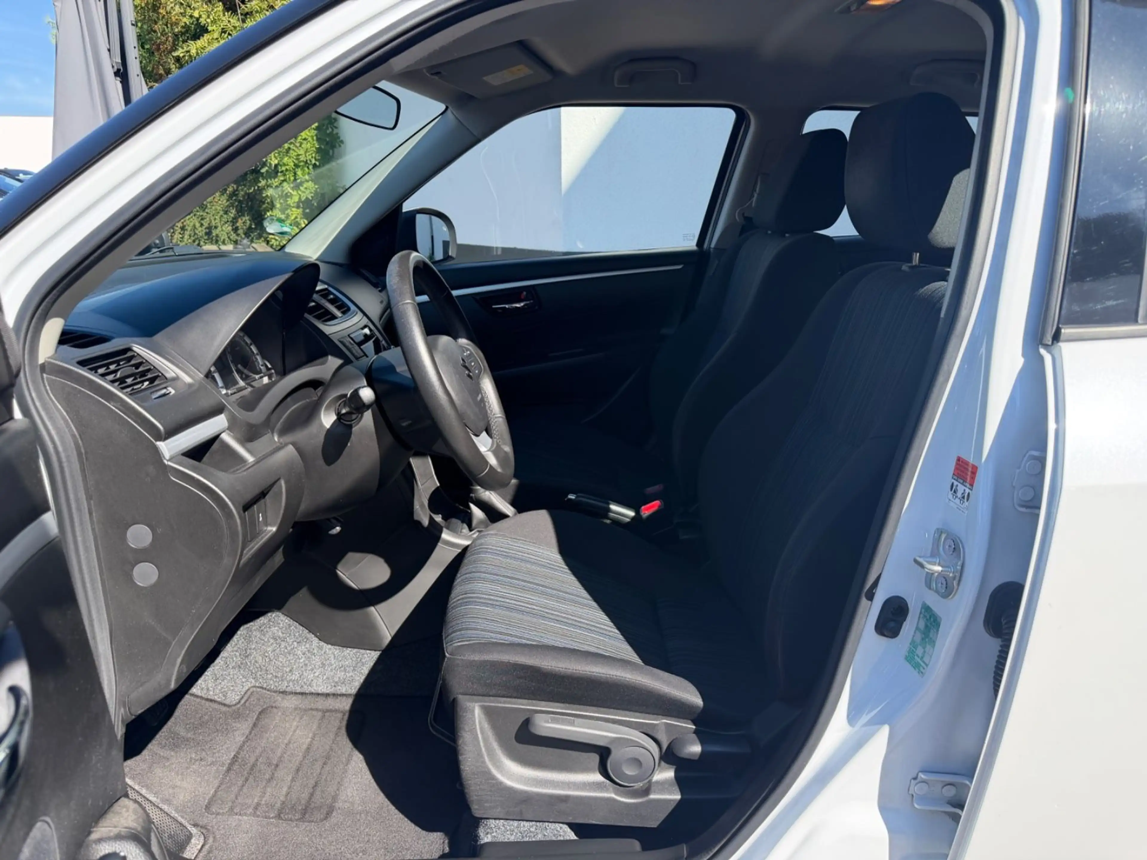 Suzuki Swift Club 4x4 KLIMAAUTOMATIK/SHZ/3.Hd — photo 6