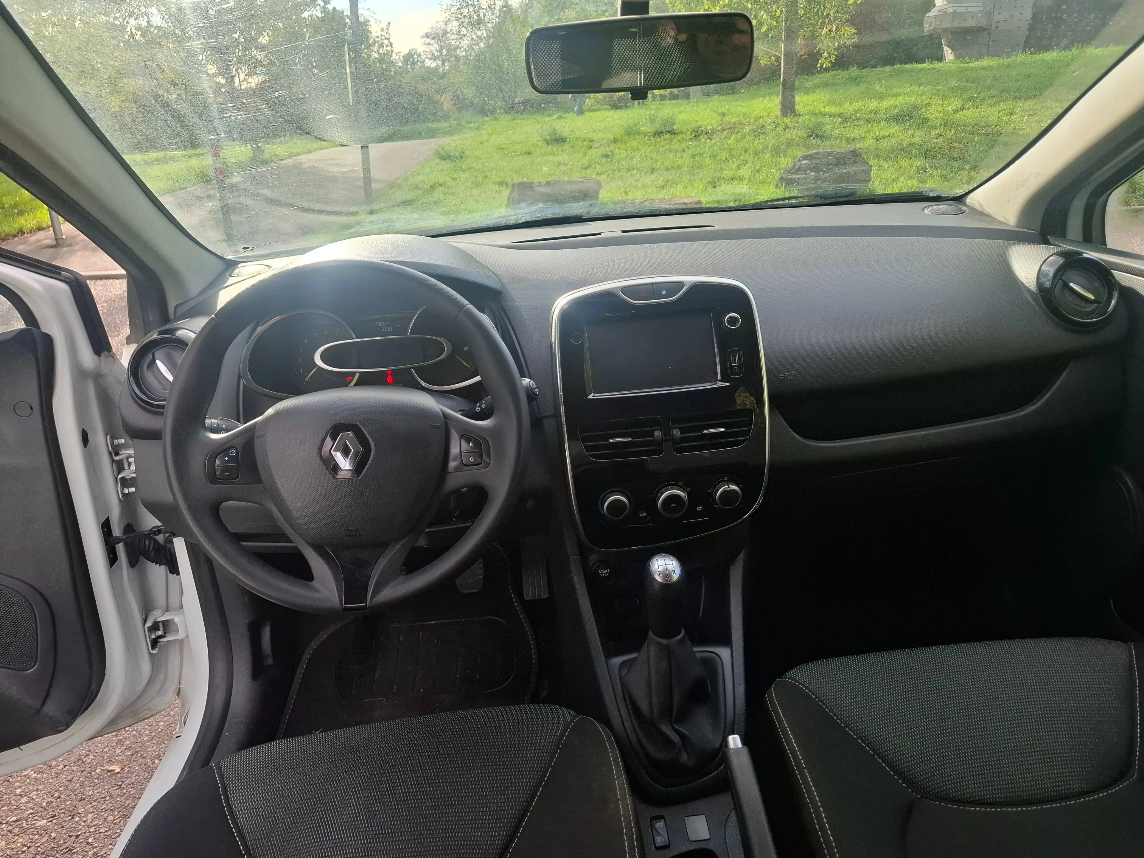 Renault Clio — photo 15