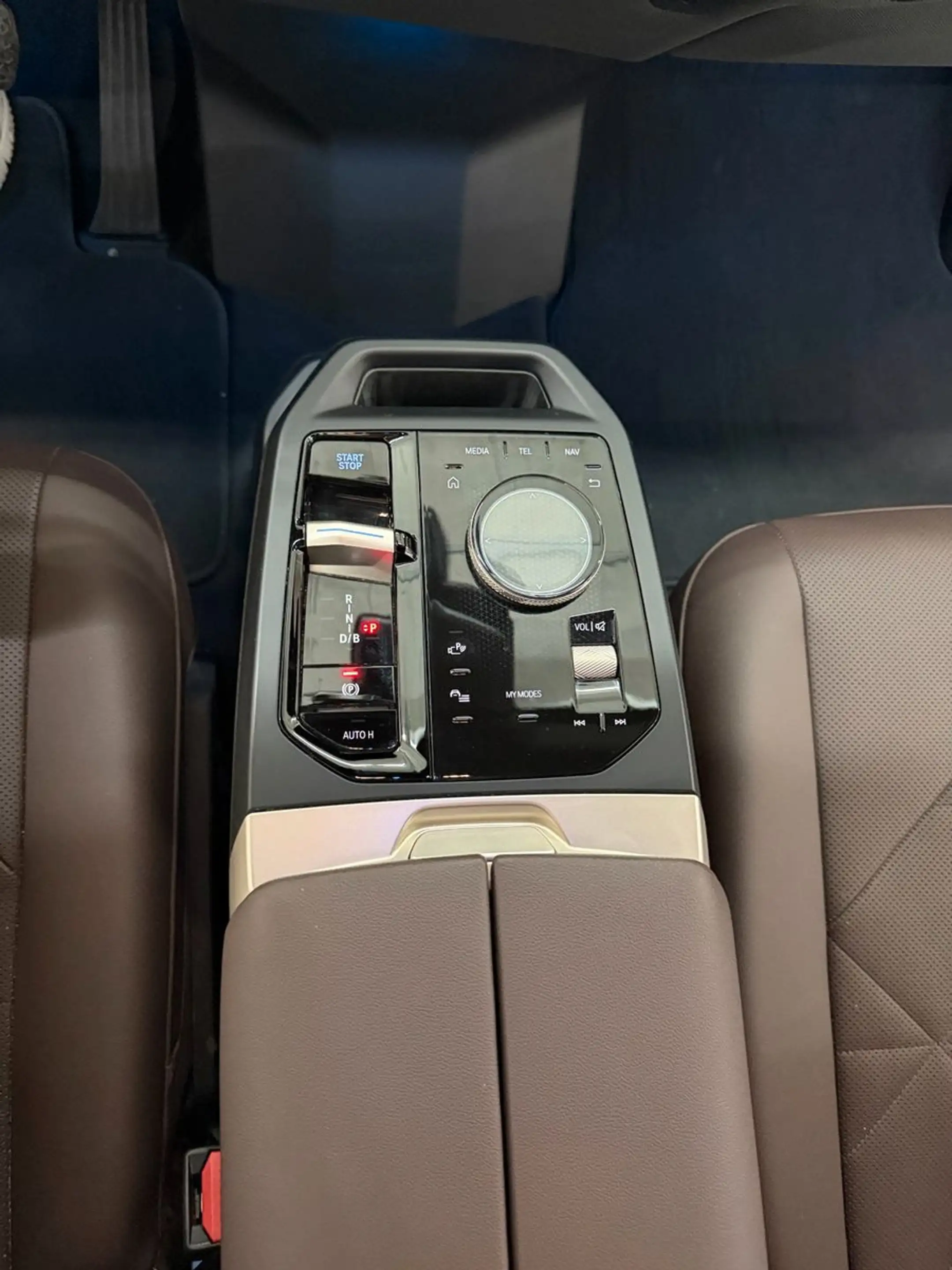 BMW iX 40 Sport Keyless-Go Leder Driving As Pro. H&K — photo 15