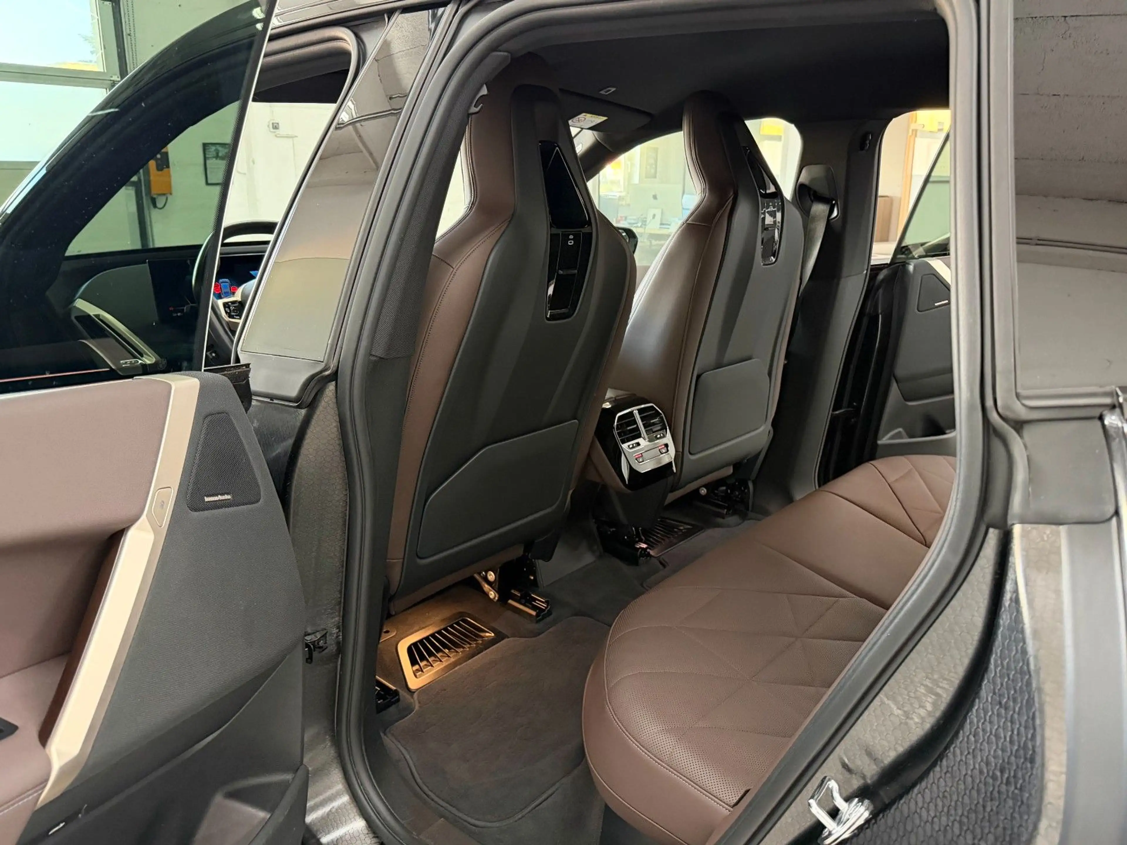 BMW iX 40 Sport Keyless-Go Leder Driving As Pro. H&K — photo 10