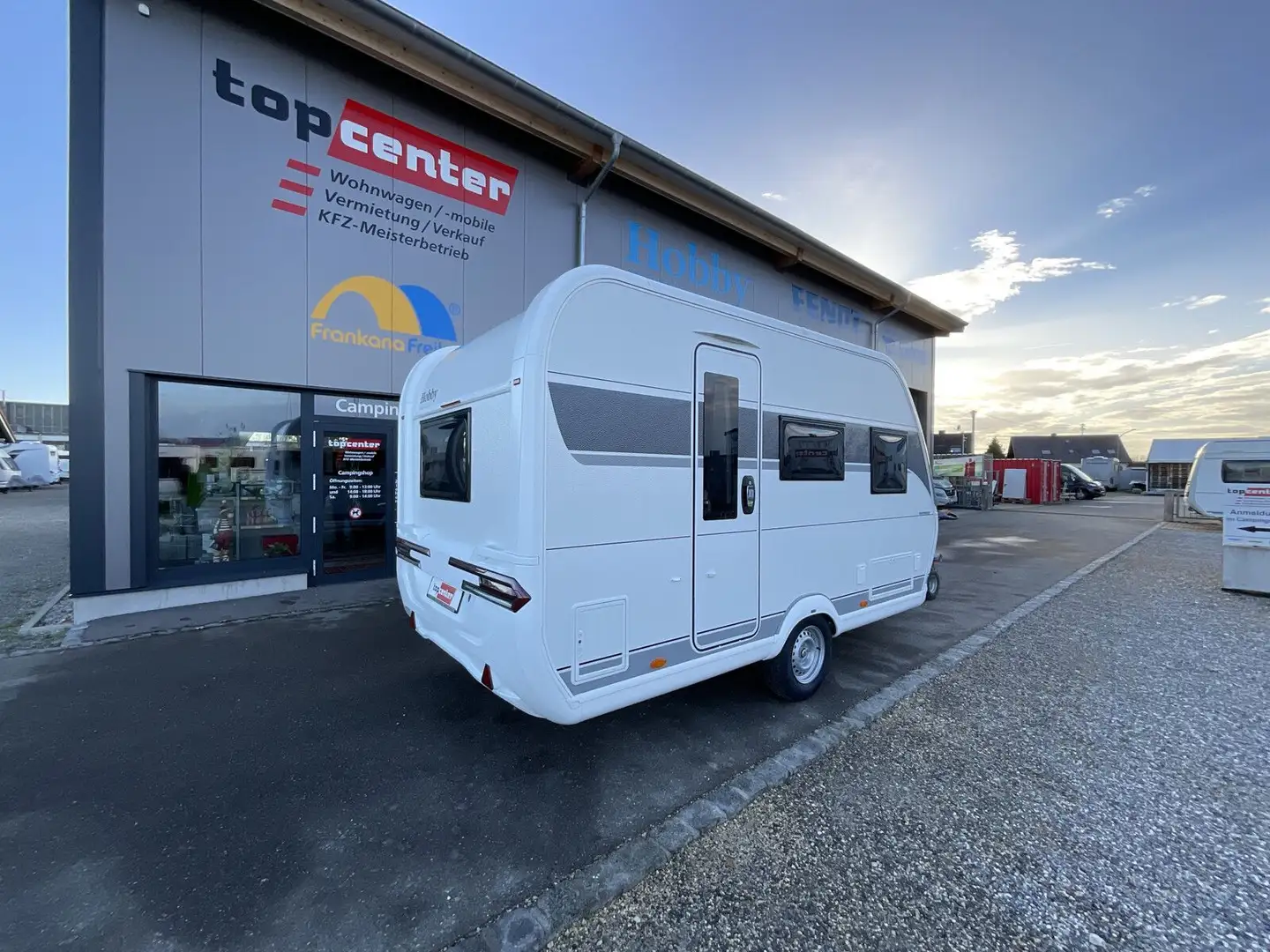 Hobby OnTour 390 SF Modell 2025/GasAußen/Bugfenster Weiß - 1
