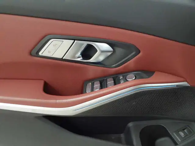 BMW 3 Series view 4