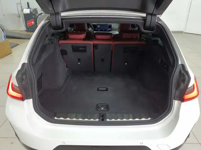 BMW 3 Series view 10