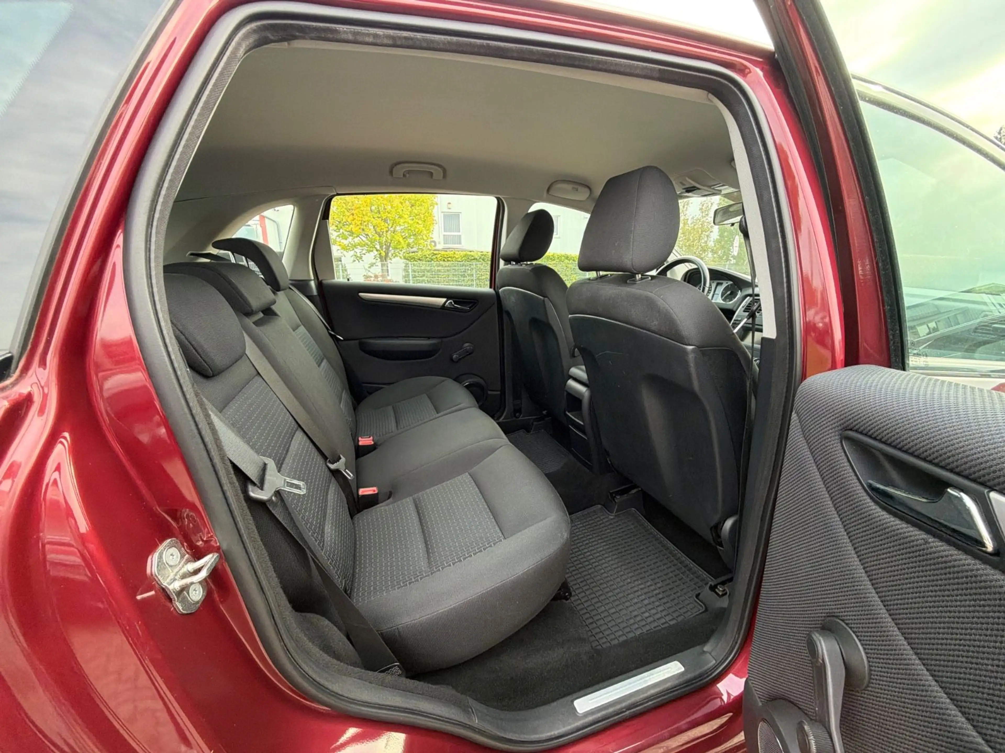 Mercedes-Benz B 200 AHK/TEMP/SHZ — photo 13